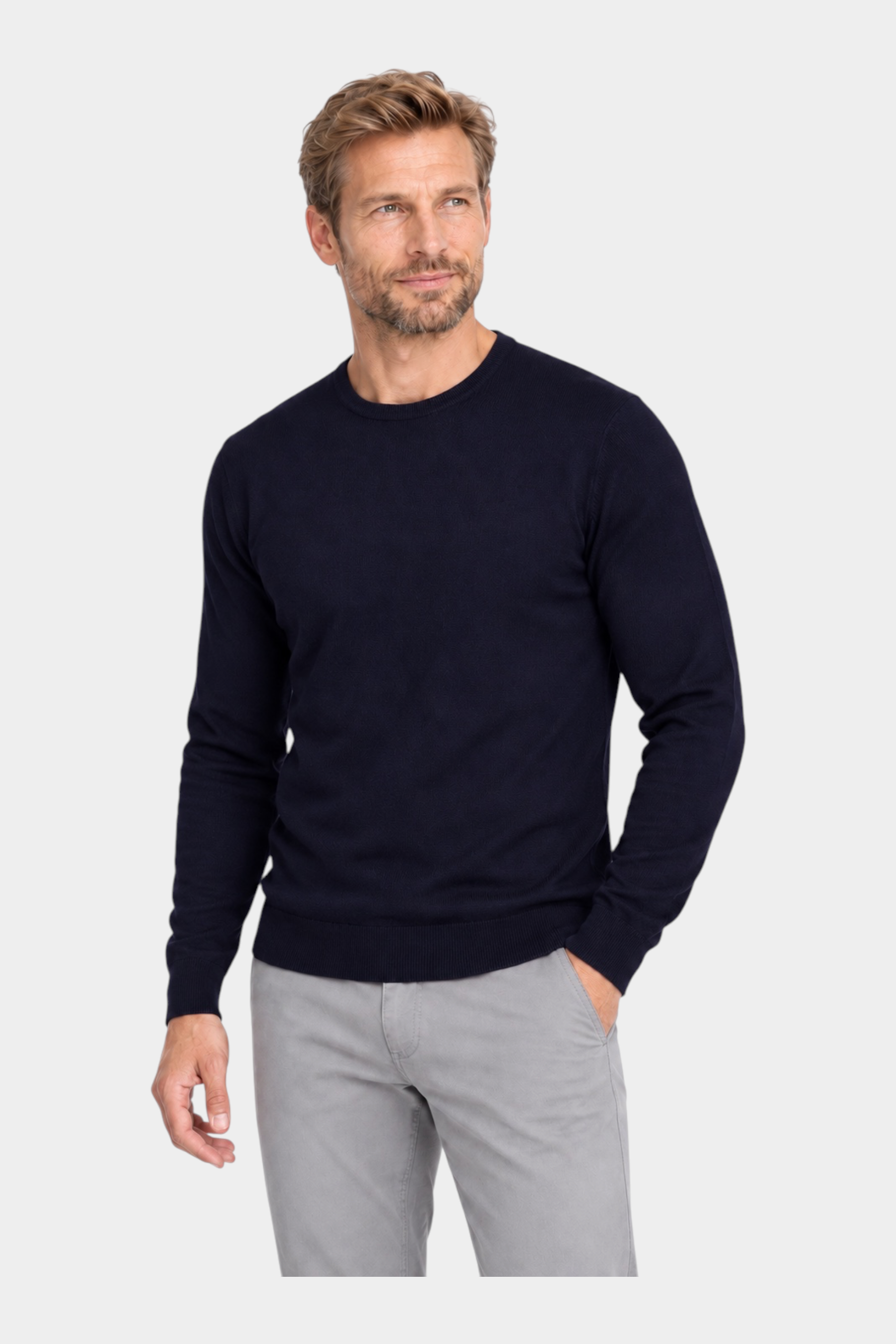 Modello indossa maglia girocollo in filo blu navy RAGNO con pantaloni grigi, stile elegante Follower SRL