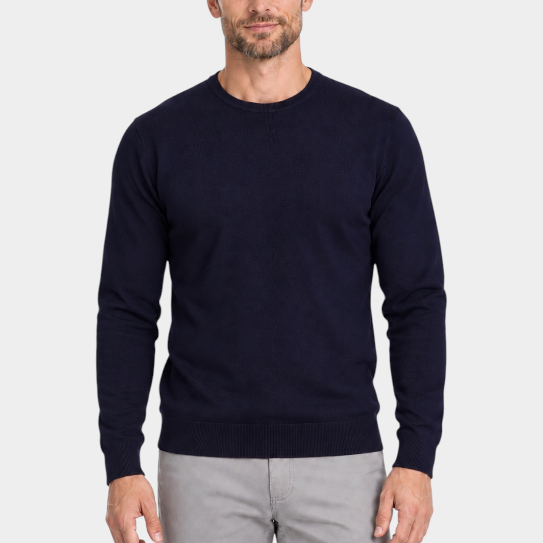 Modello indossa maglia girocollo in filo blu navy RAGNO con pantaloni grigi, stile casual elegante Follower SRL