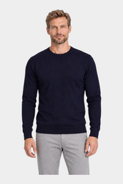 Modello indossa maglia girocollo in filo blu navy RAGNO con pantaloni grigi, stile casual elegante Follower SRL