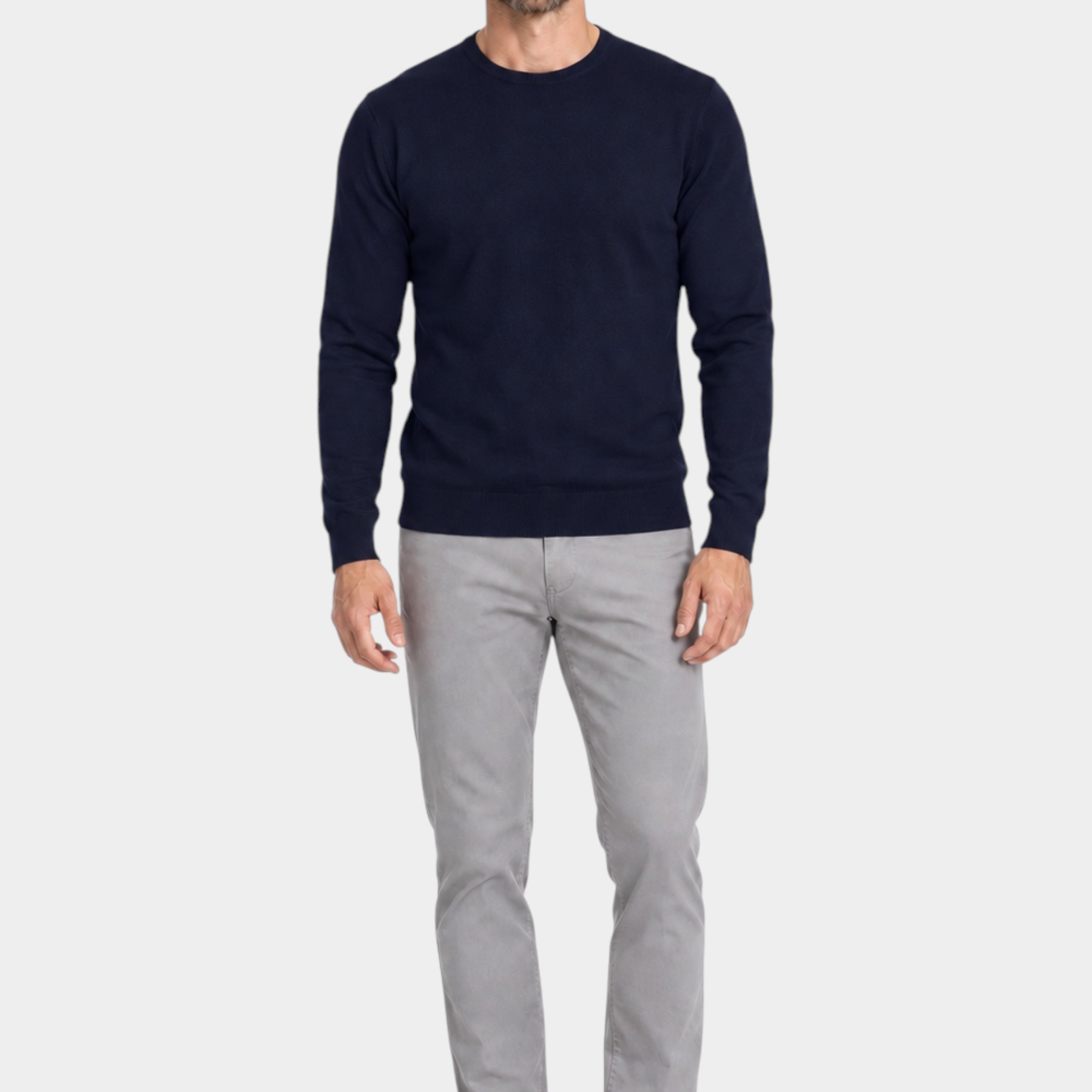 Modello indossa maglia girocollo blu navy in filo Ragno con pantaloni grigi e scarpe eleganti Follower SRL