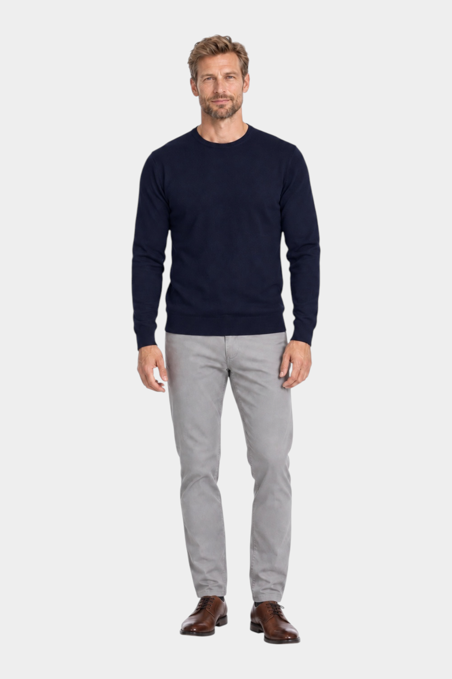 Modello indossa maglia girocollo blu navy in filo Ragno con pantaloni grigi e scarpe eleganti Follower SRL