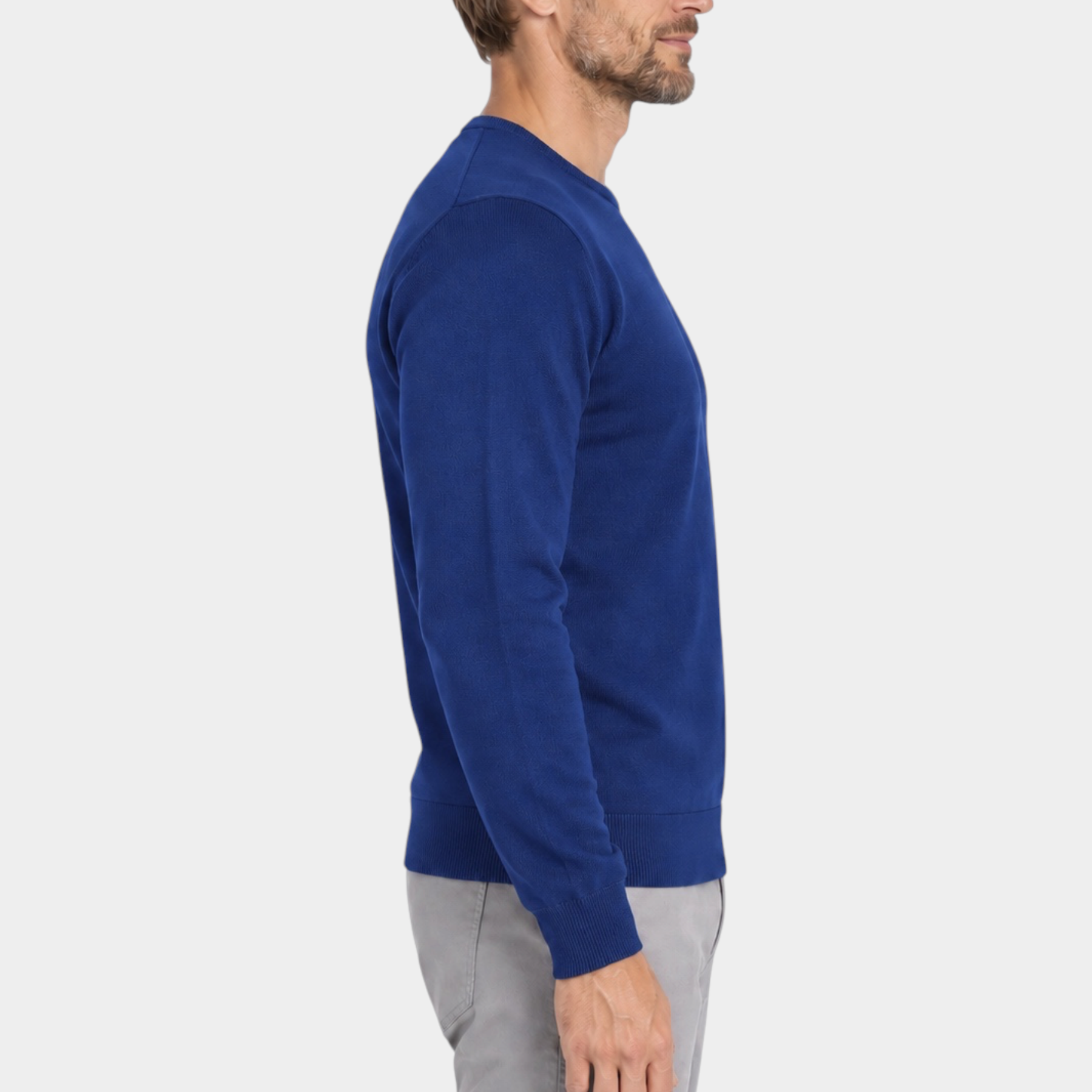Modello di profilo indossa una maglia girocollo in filo blu di Follower SRL con pantaloni grigi su sfondo bianco