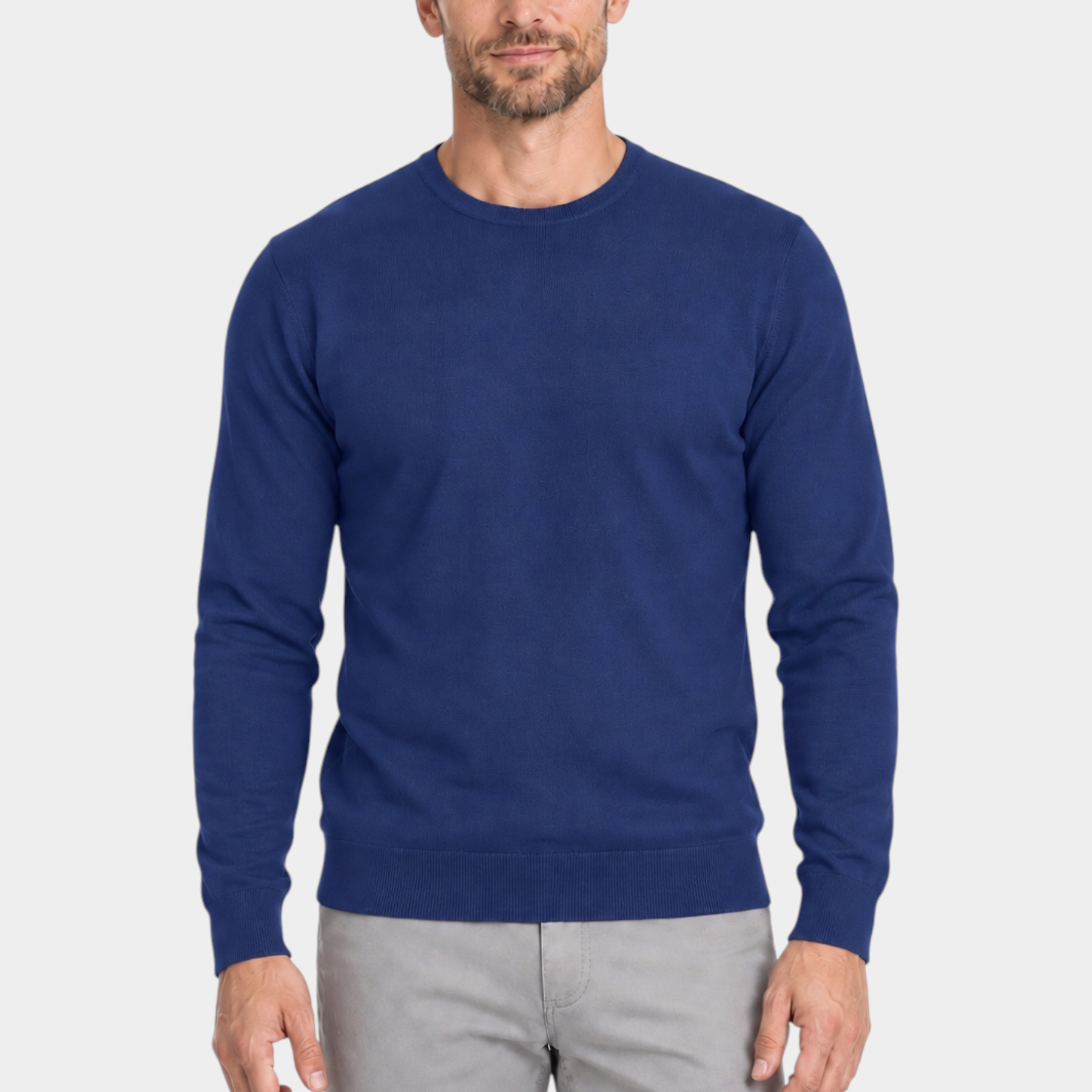 Modello indossa maglia girocollo blu in filo di cotone Ragno, proposta da Follower SRL su sfondo bianco