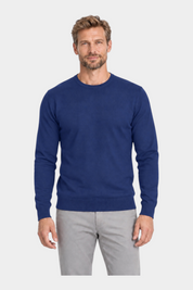 Modello indossa maglia girocollo blu in filo di cotone Ragno, proposta da Follower SRL su sfondo bianco