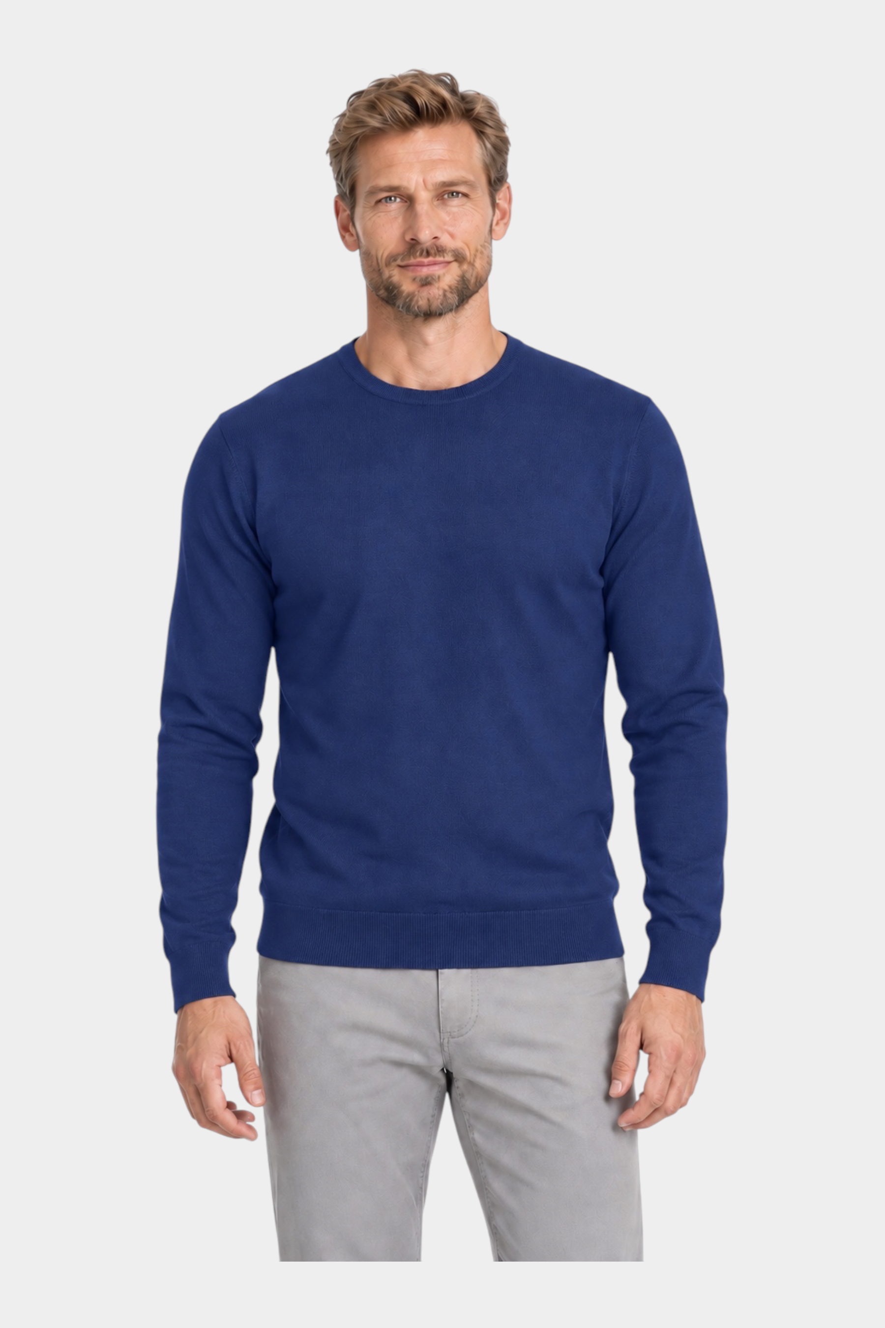 Modello indossa maglia girocollo blu in filo di cotone Ragno, proposta da Follower SRL su sfondo bianco