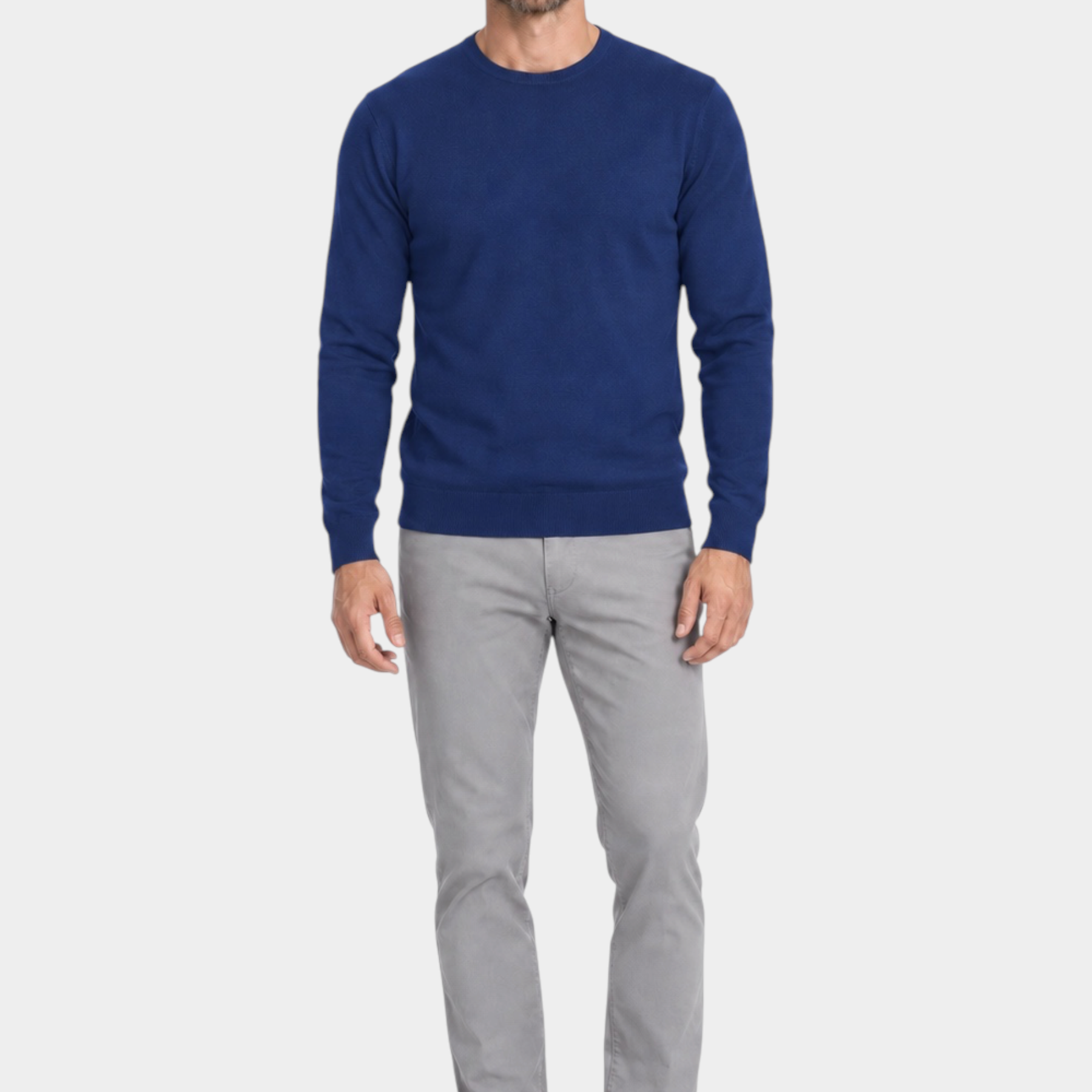 Modello indossa maglia girocollo blu in filo Ragno abbinata a pantaloni grigi, proposta da Follower SRL