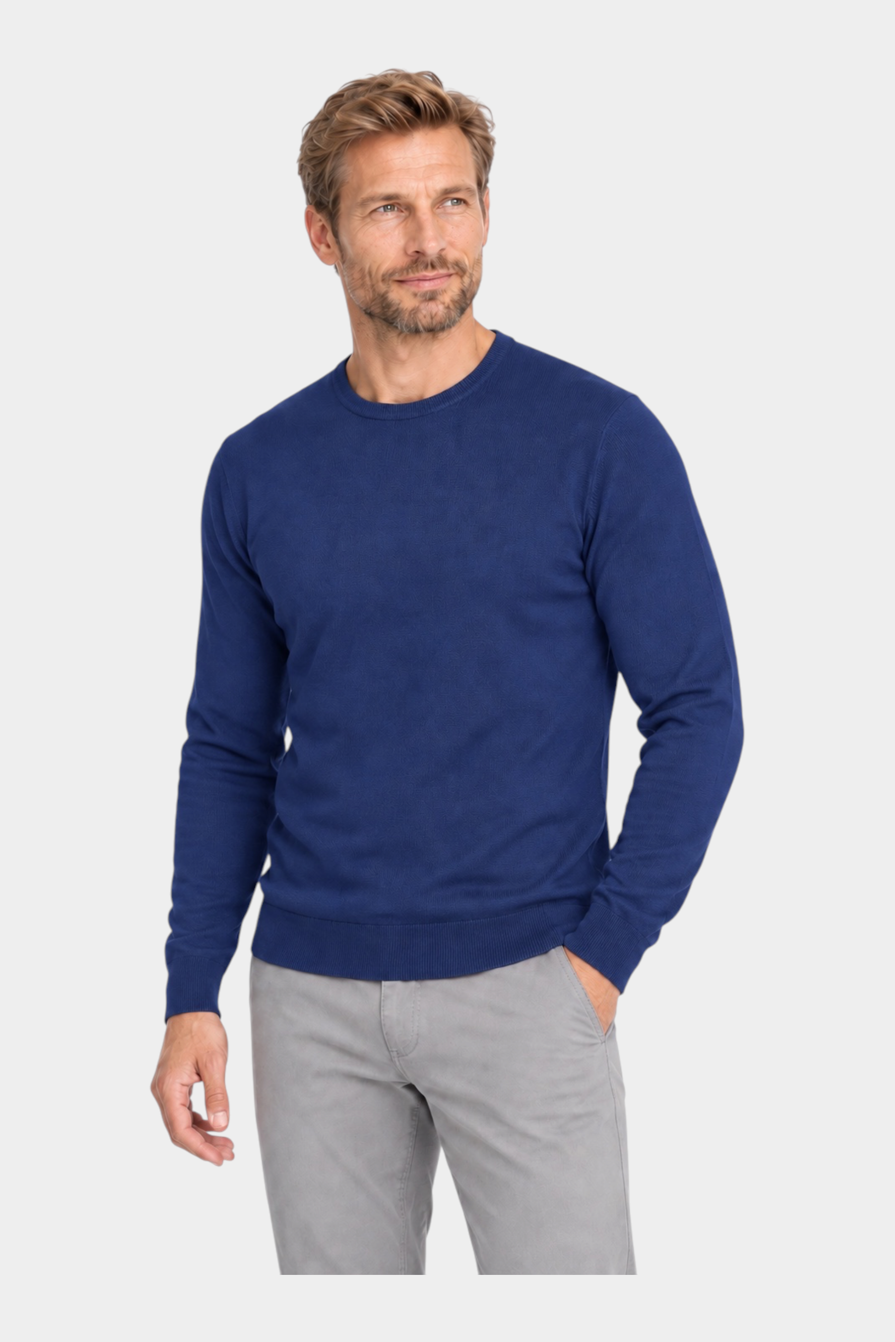 Modello indossa maglia girocollo blu in filo di cotone Ragno proposta da Follower SRL su sfondo bianco
