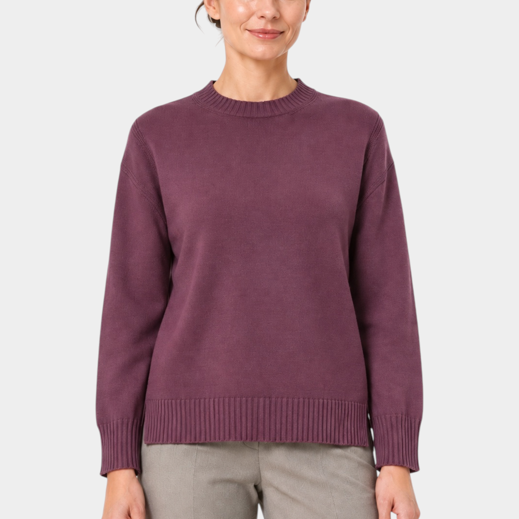 Modella indossa maglia girocollo bordeaux in filo con vestibilità boxy di Follower SRL su sfondo bianco
