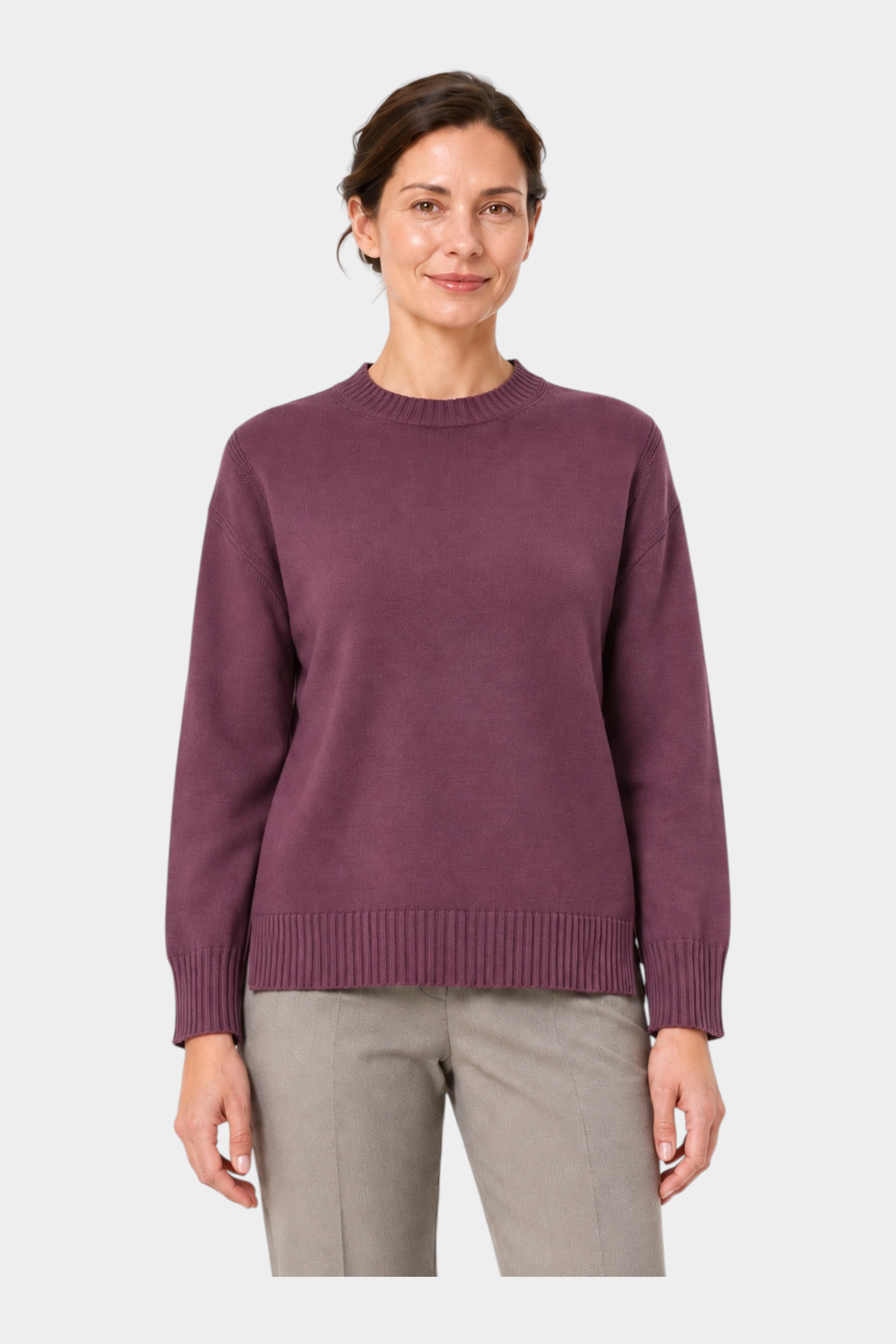 Modella indossa maglia girocollo bordeaux in filo con vestibilità boxy di Follower SRL su sfondo bianco