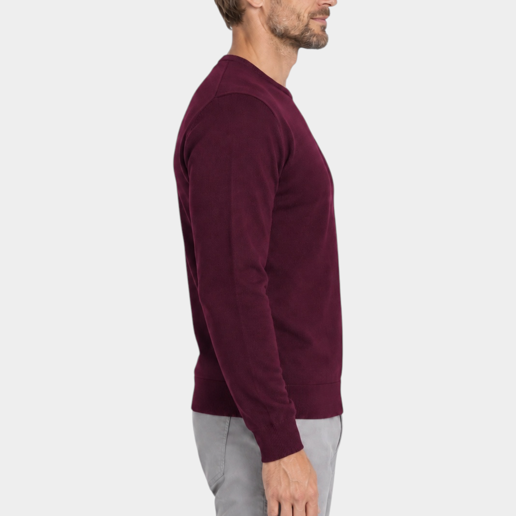 Modello indossa maglia girocollo in filo bordeaux Follower SRL con maniche lunghe e polsini a coste