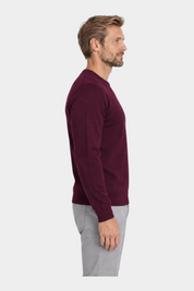 Modello indossa maglia girocollo in filo bordeaux Follower SRL con maniche lunghe e polsini a coste