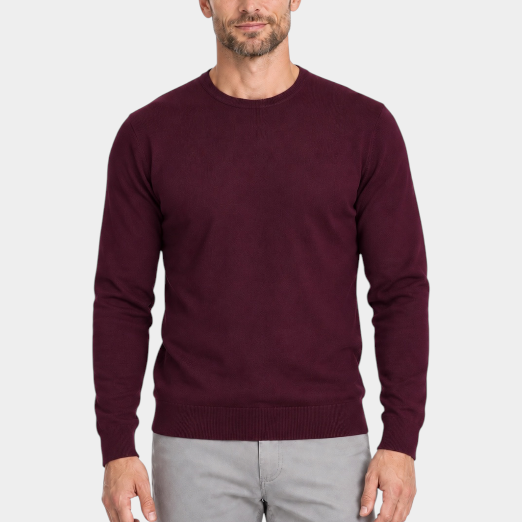 Modello indossa maglia girocollo bordeaux in filo di Follower SRL con pantaloni grigi su sfondo bianco