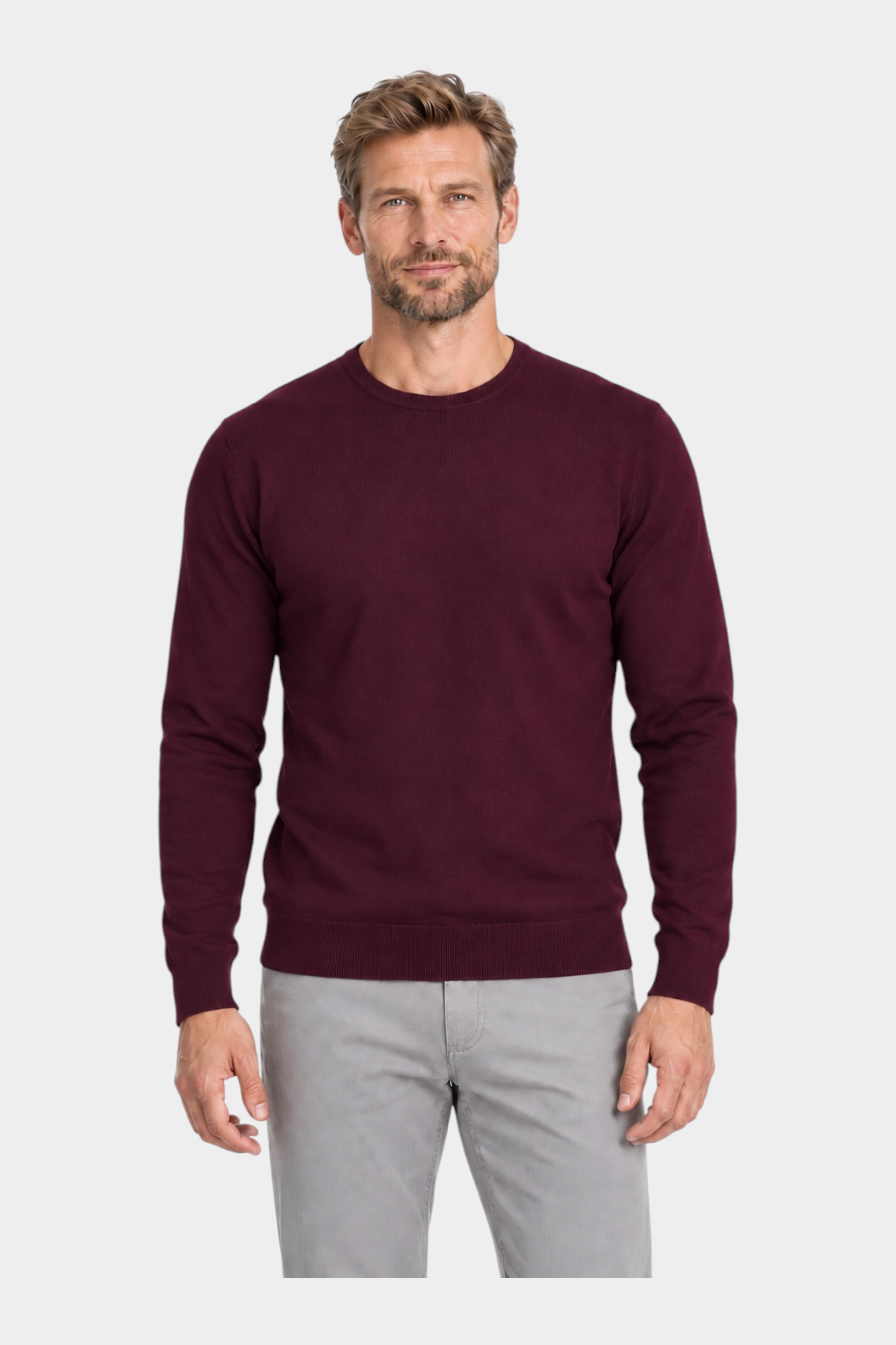 Modello indossa maglia girocollo bordeaux in filo di Follower SRL con pantaloni grigi su sfondo bianco