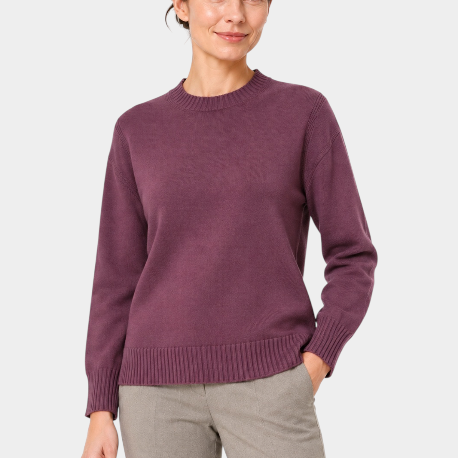 Modella indossa maglia girocollo bordeaux in filo con vestibilità boxy di Follower SRL su sfondo bianco