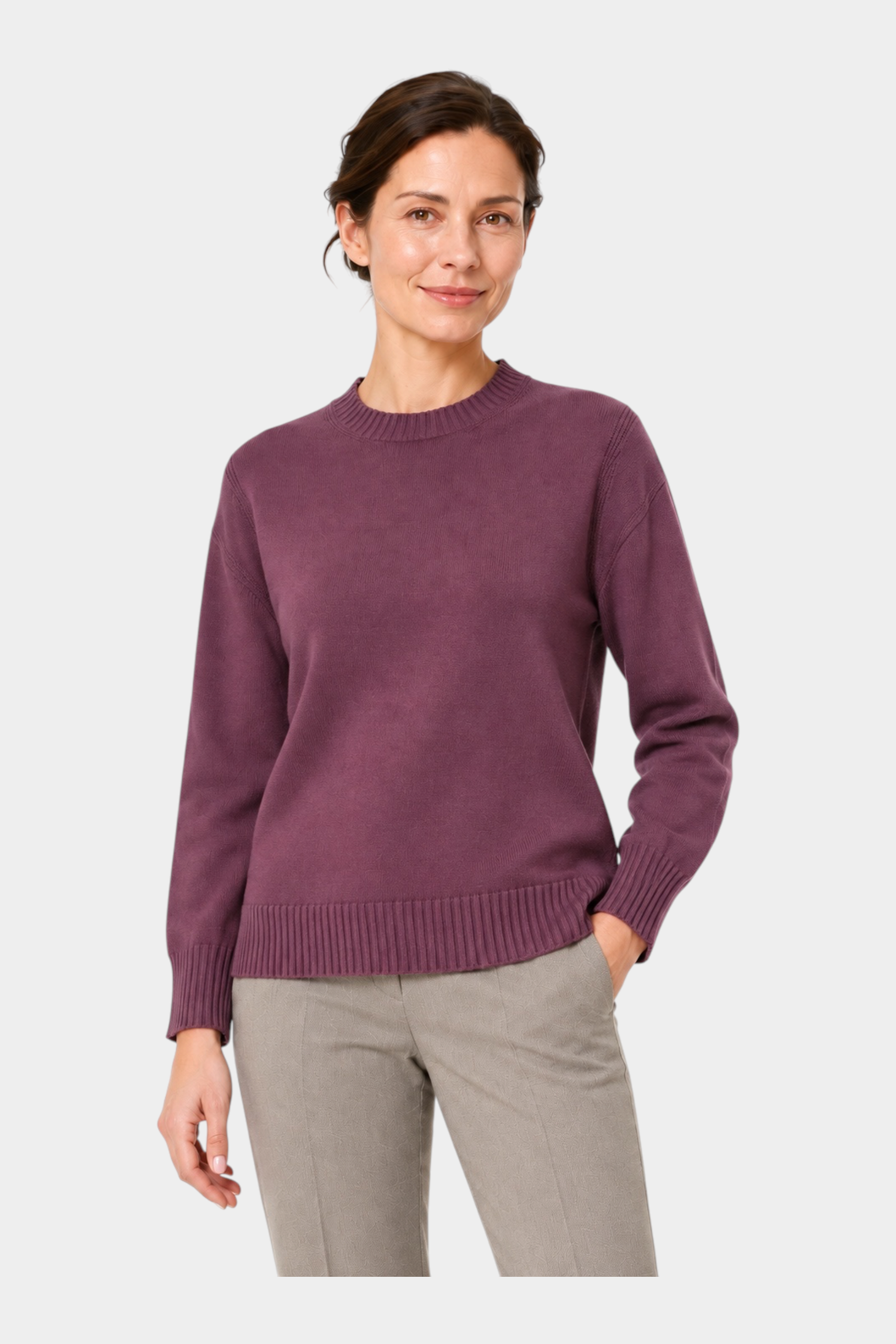 Modella indossa maglia girocollo bordeaux in filo con vestibilità boxy di Follower SRL su sfondo bianco