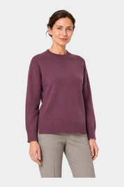 Donna indossa una maglia girocollo bordeaux Follower SRL in filo con vestibilità boxy e bordi a coste