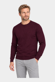 Modello indossa maglia girocollo bordeaux in filo Ragno con pantaloni grigi, stile elegante e confortevole.