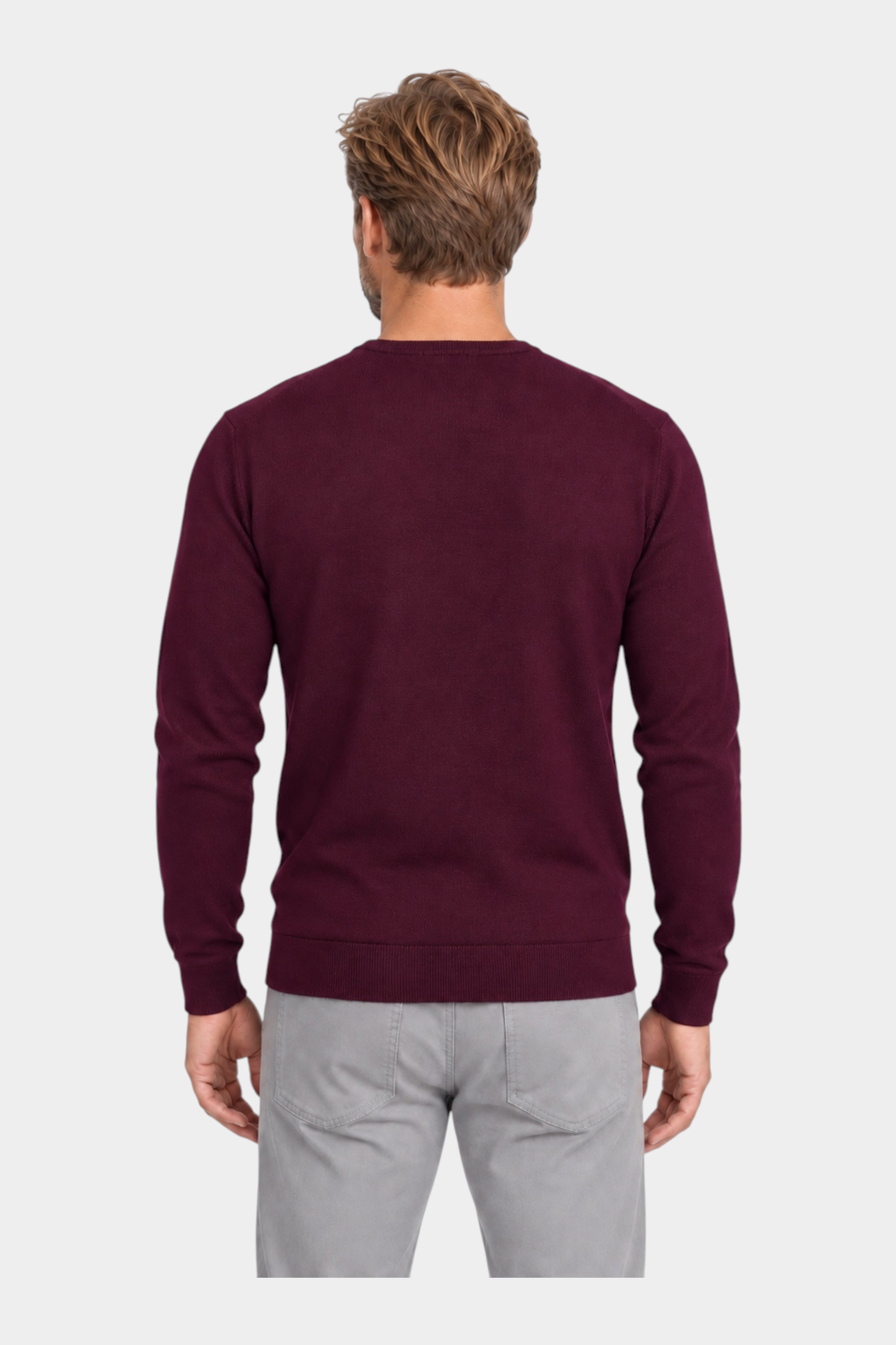 Vista posteriore di un uomo che indossa una maglia girocollo in filo bordeaux Follower SRL su pantaloni grigi