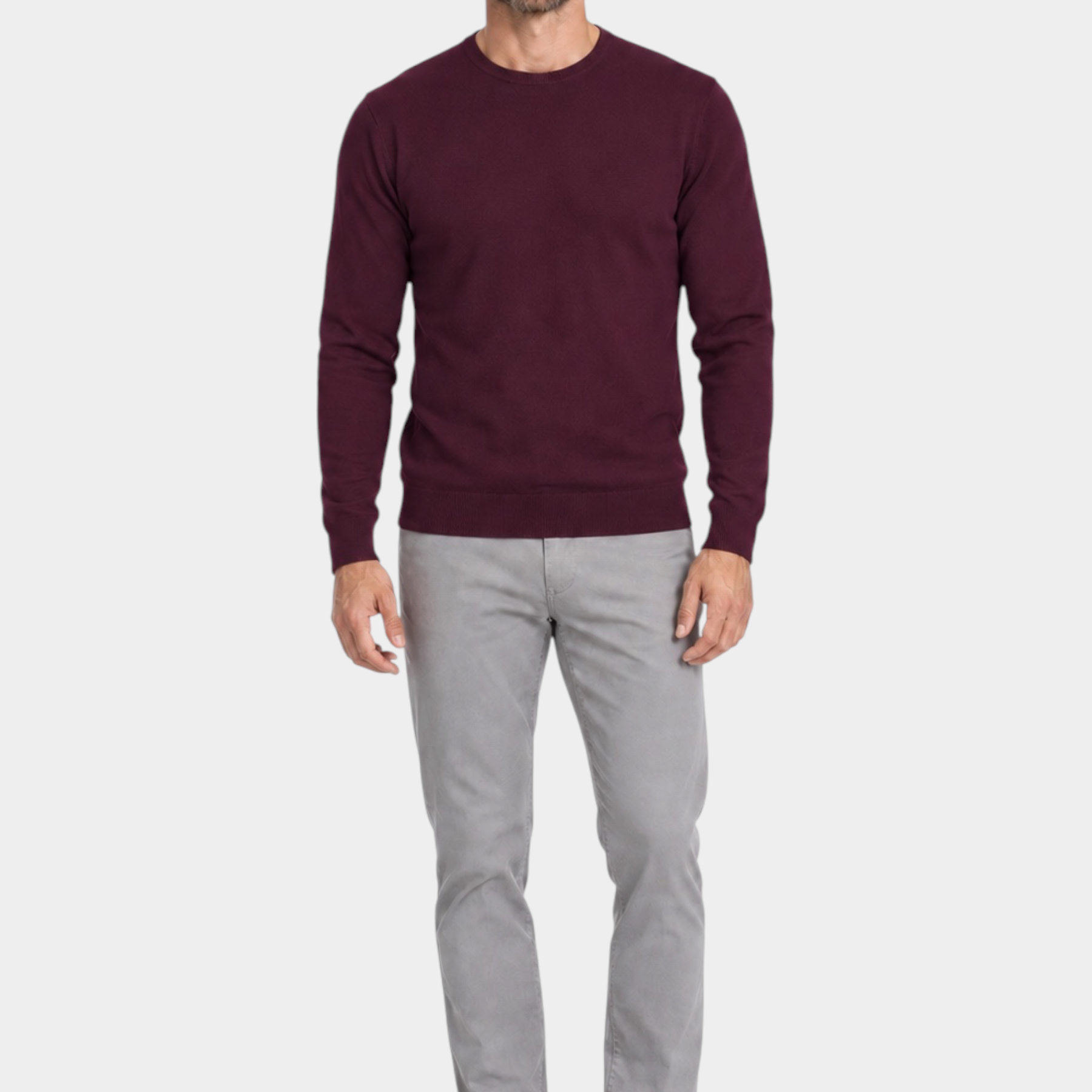 Modello indossa maglia girocollo bordeaux in filo Ragno con pantaloni grigi e scarpe eleganti Follower SRL