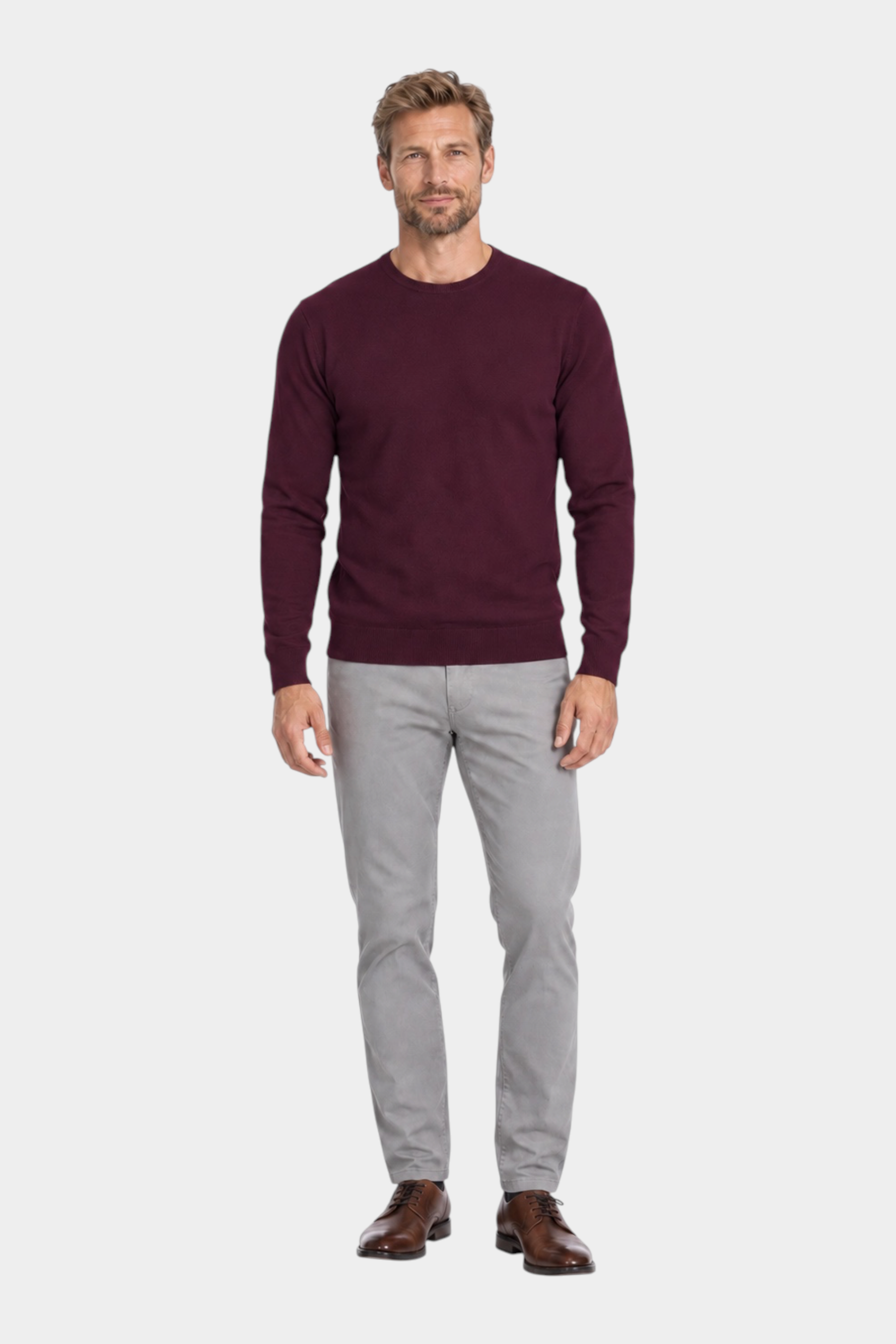 Modello indossa maglia girocollo bordeaux in filo Ragno con pantaloni grigi e scarpe eleganti Follower SRL