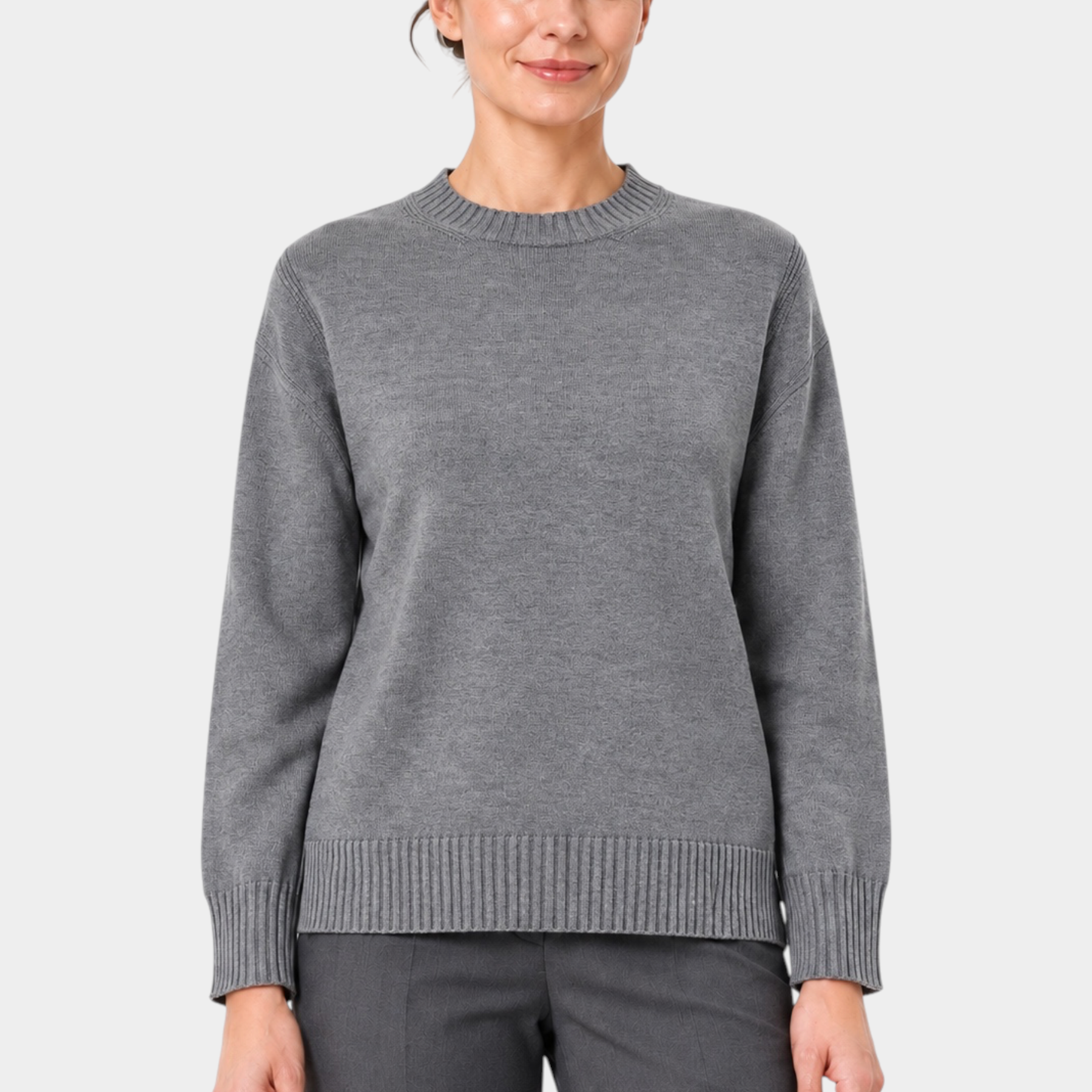 Modella indossa maglia girocollo grigia in filo con vestibilità boxy di Follower SRL, stile casual ed elegante.
