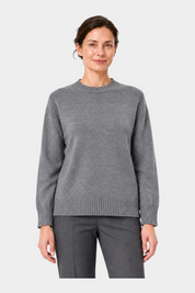 Modella indossa maglia girocollo grigia in filo con vestibilità boxy di Follower SRL, stile casual ed elegante.