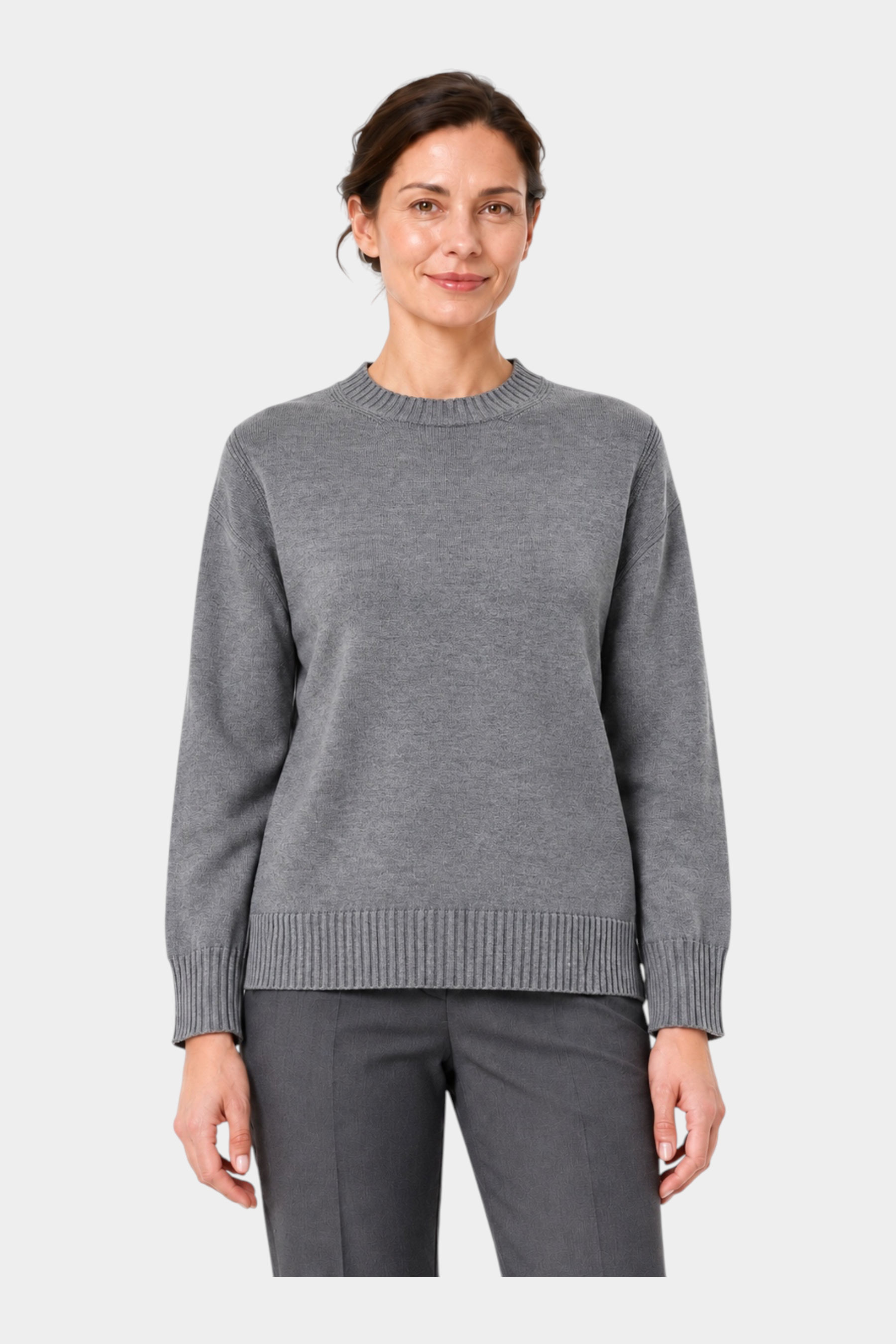 Modella indossa maglia girocollo grigia in filo con vestibilità boxy di Follower SRL, stile casual ed elegante.