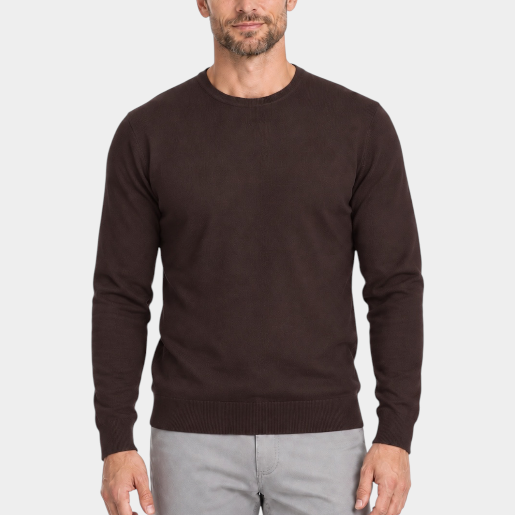 Modello indossa maglia girocollo marrone in filo di cotone RAGNO proposta da Follower SRL su sfondo bianco