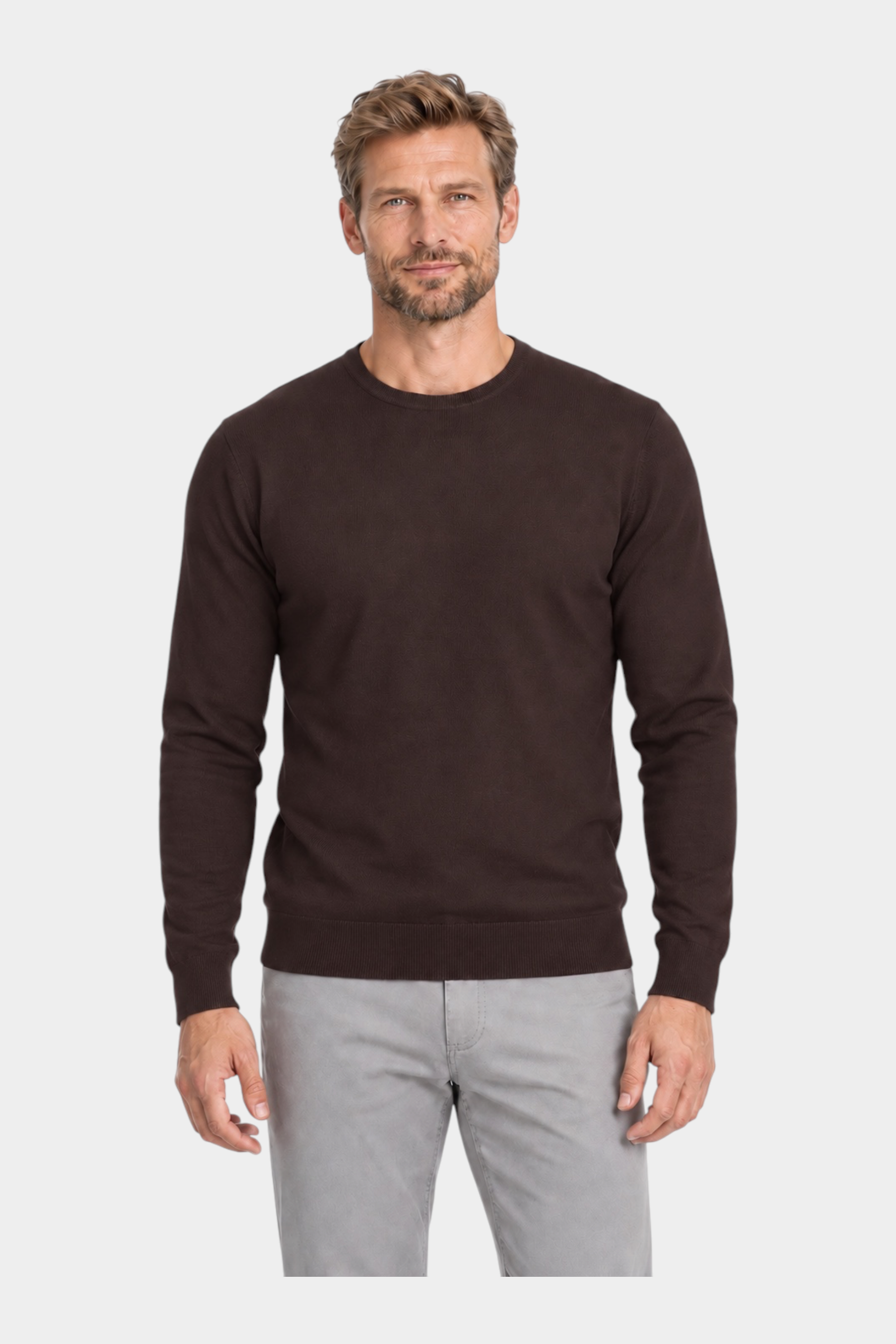 Modello indossa maglia girocollo marrone in filo di cotone RAGNO proposta da Follower SRL su sfondo bianco