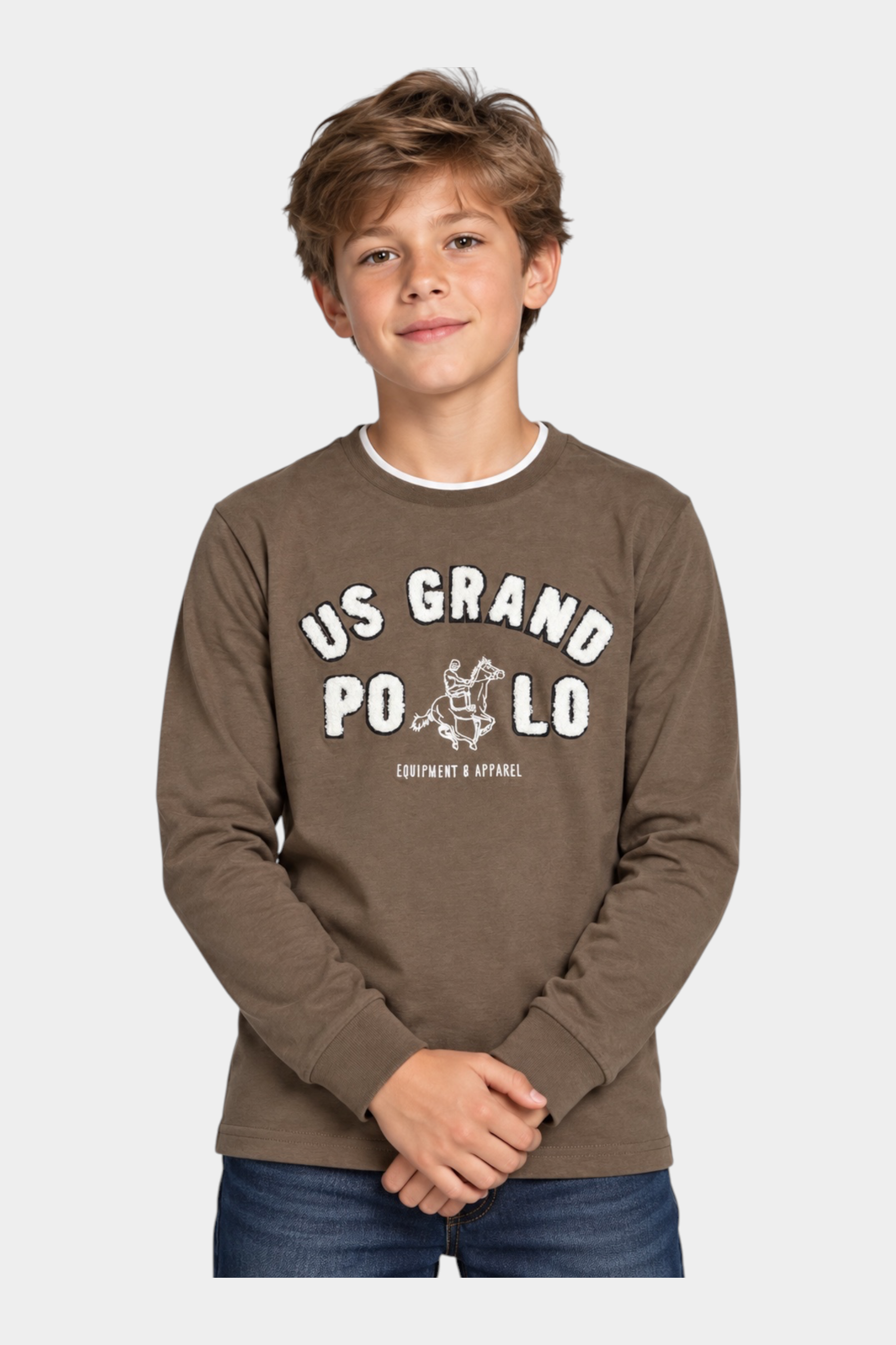 Ragazzo indossa una maglia girocollo marrone Follower SRL con maxi logo US GRAND POLO bianco e dettagli a contrasto