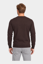 Vista posteriore di un uomo che indossa una maglia girocollo marrone in filo di Follower SRL con pantaloni grigi