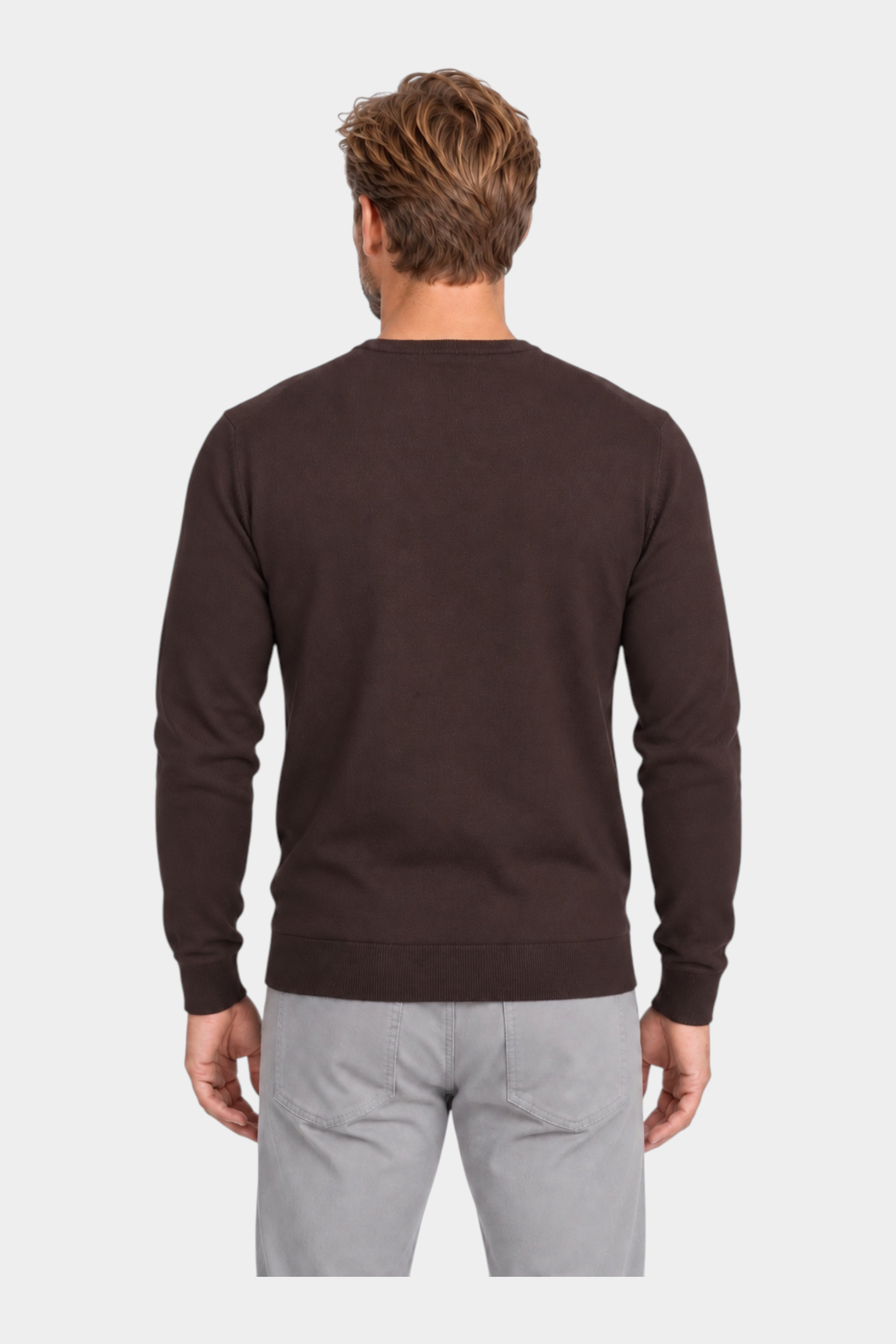 Vista posteriore di un uomo che indossa una maglia girocollo marrone in filo di Follower SRL con pantaloni grigi