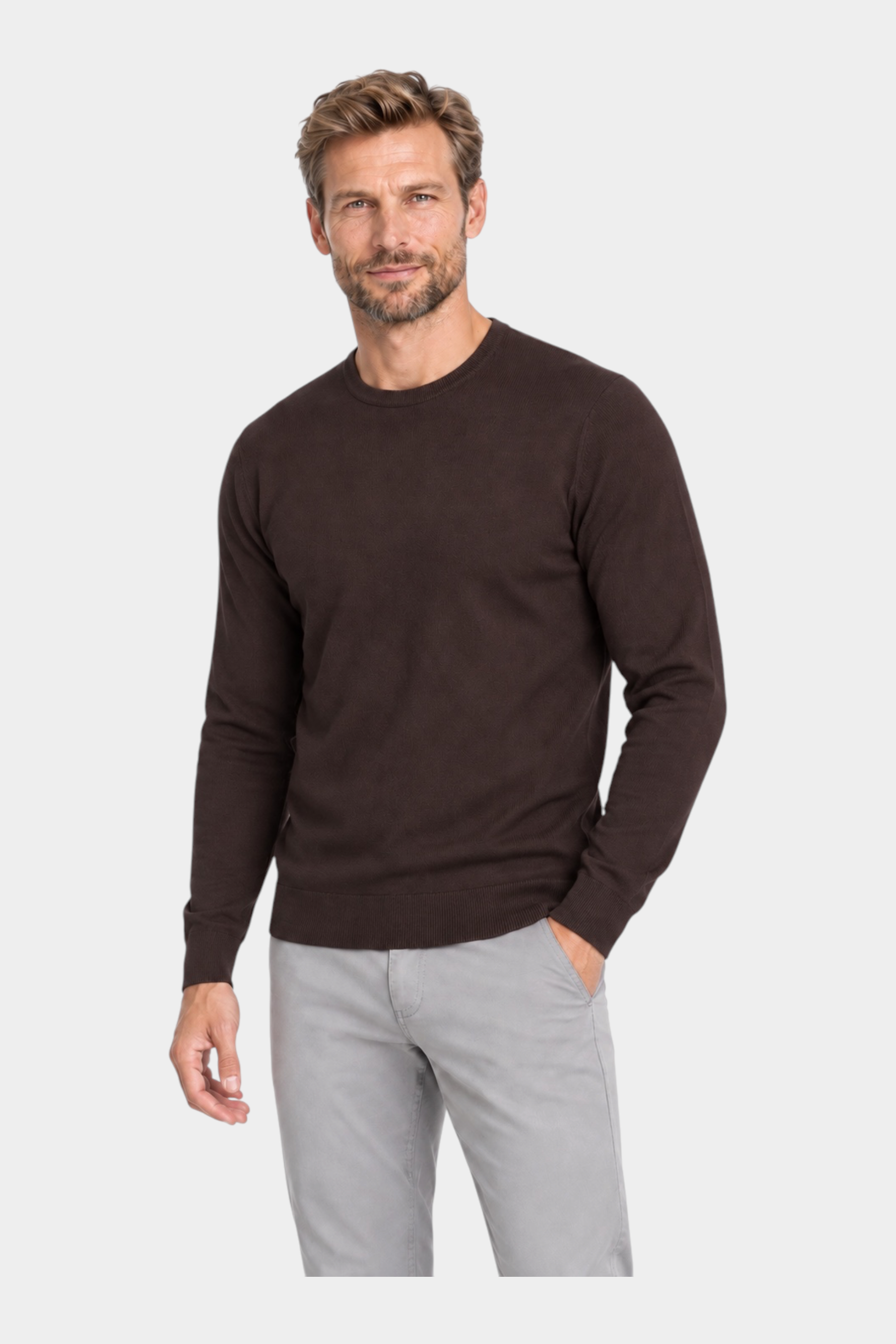 Modello indossa maglia girocollo in filo marrone RAGNO proposta da Follower SRL su sfondo bianco