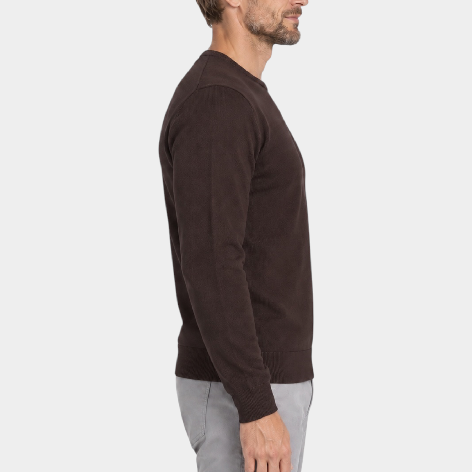 Modello indossa maglia girocollo marrone in filo di Follower SRL con pantaloni grigi, vista laterale