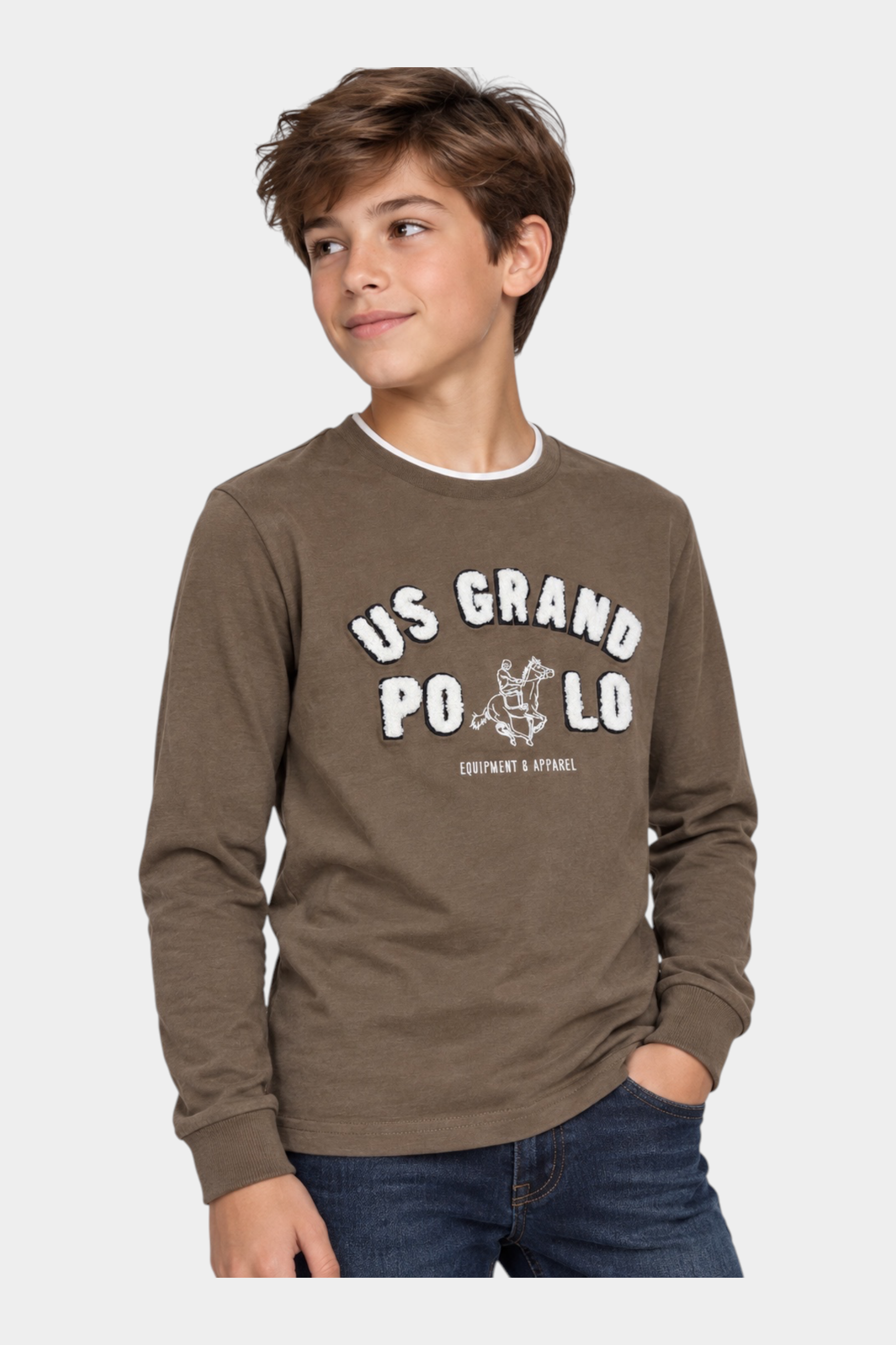 Ragazzo indossa maglia girocollo marrone Follower SRL con maxi logo US GRAND POLO bianco e dettagli a contrasto