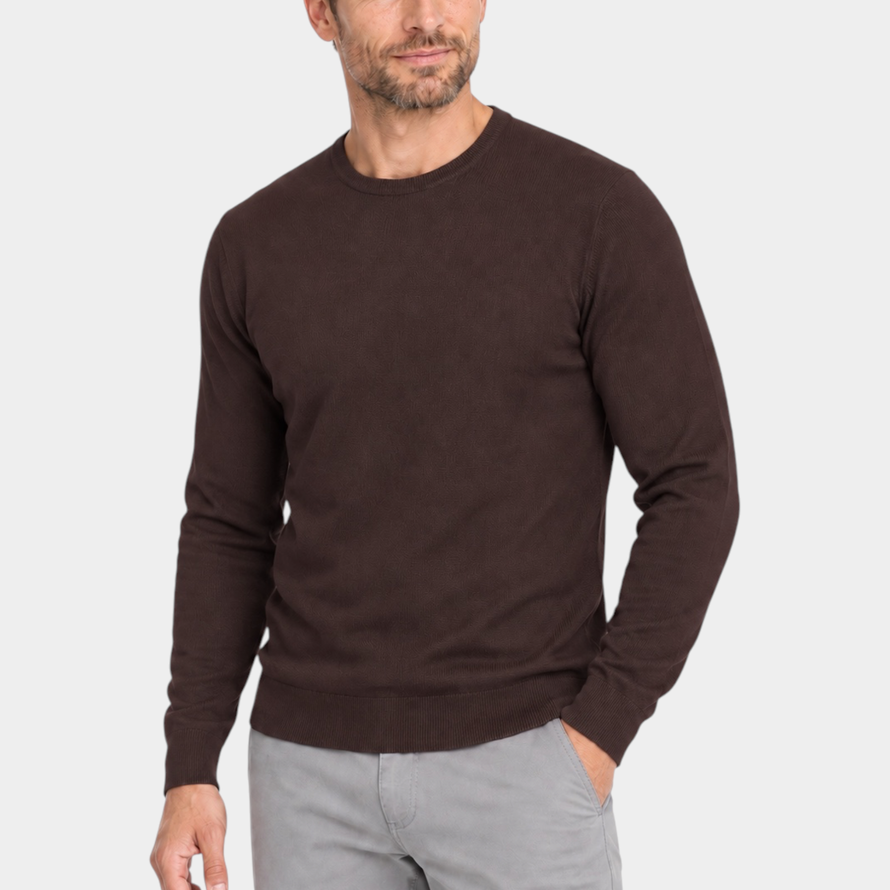 Modello indossa maglia girocollo marrone in filo di Follower SRL con pantaloni grigi su sfondo bianco