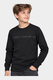 Ragazzo indossa una maglia girocollo nera a maniche lunghe Follower SRL con logo US GRAND POLO stampato sul petto