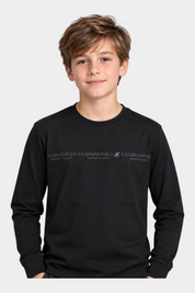 Ragazzo indossa una maglia girocollo nera a maniche lunghe Follower SRL con logo US GRAND POLO stampato sul petto