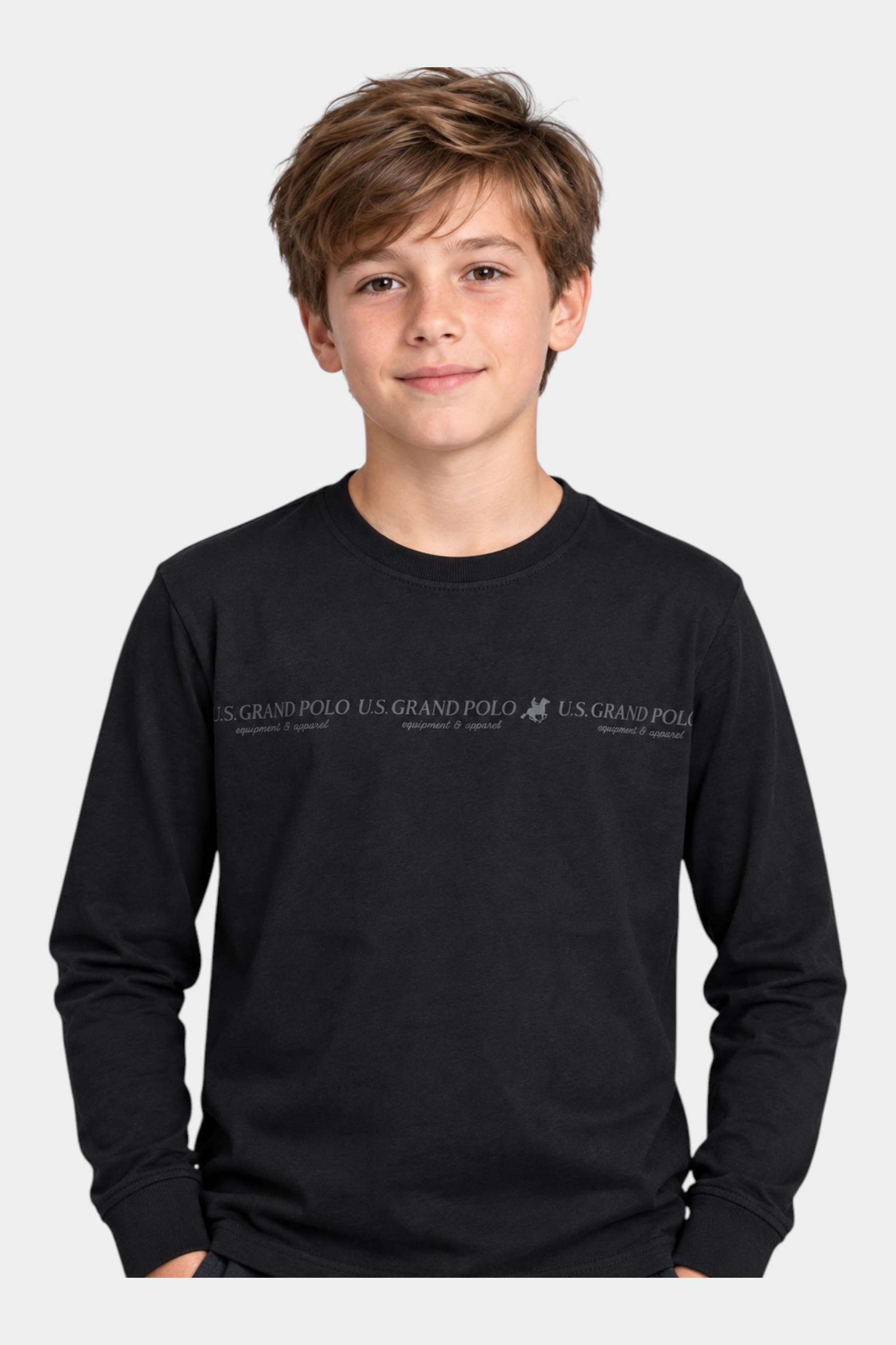 Ragazzo indossa una maglia girocollo nera a maniche lunghe Follower SRL con logo US GRAND POLO stampato sul petto