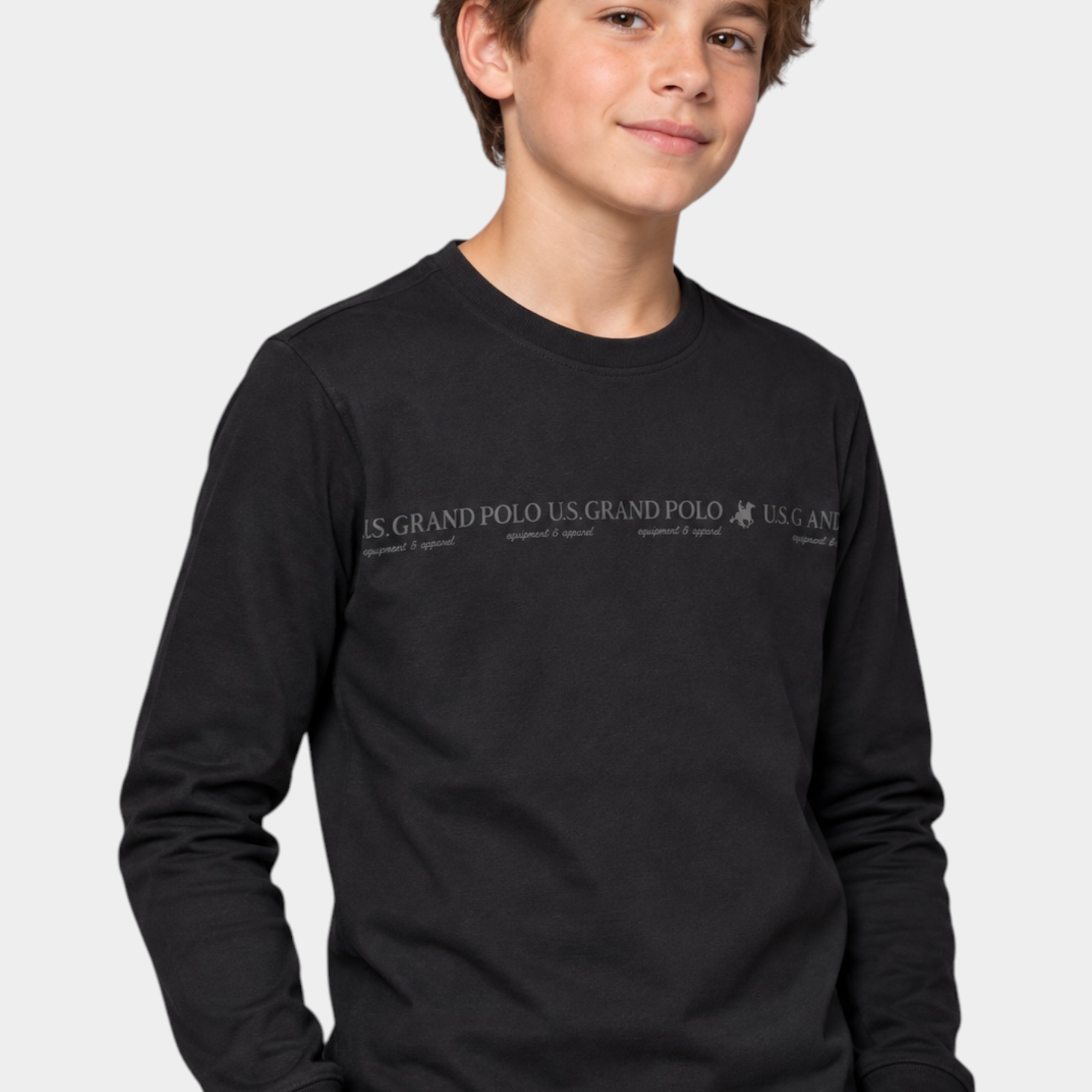 Ragazzo indossa una maglia girocollo nera a maniche lunghe Follower SRL con logo US GRAND POLO stampato sul petto