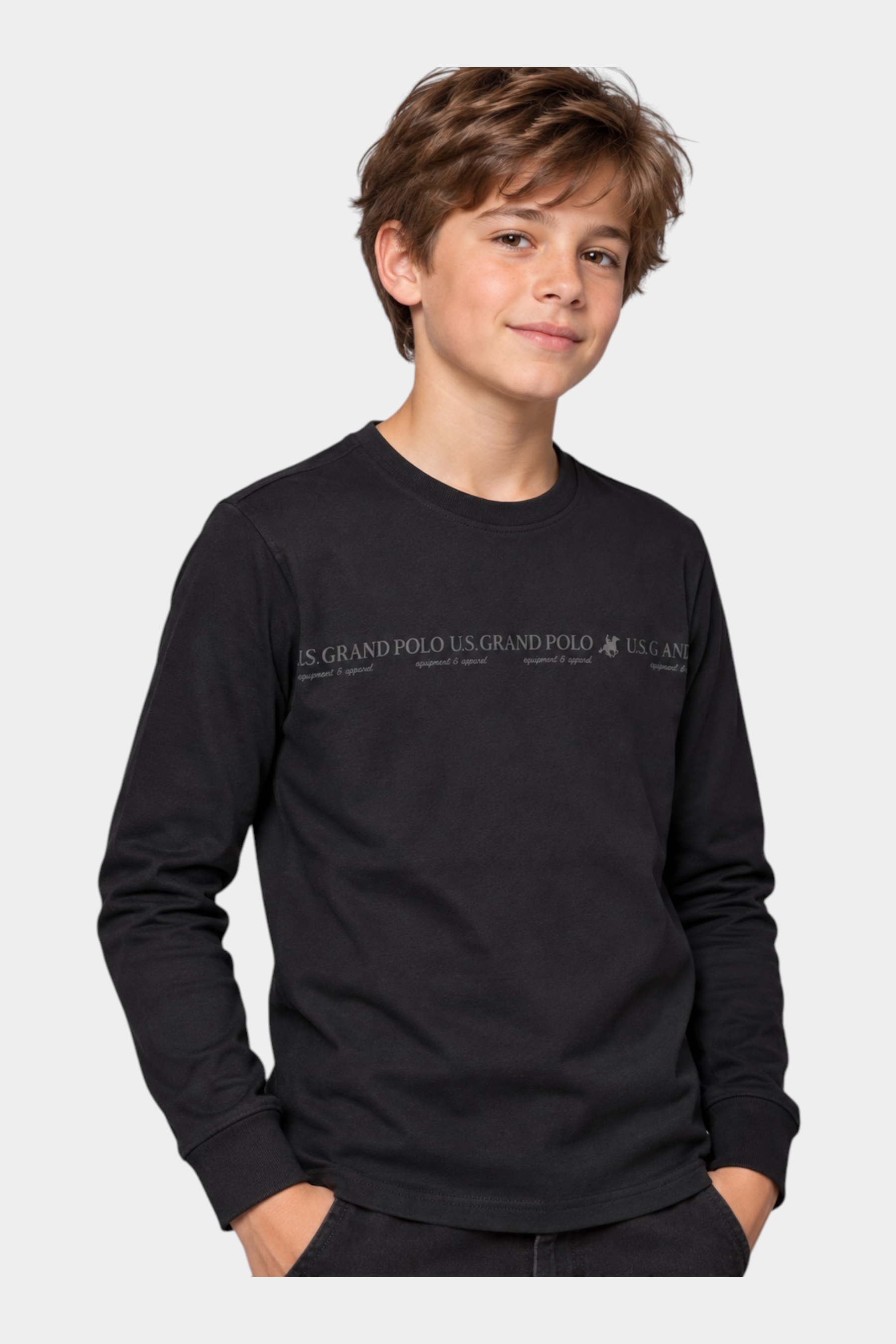 Ragazzo indossa una maglia girocollo nera a maniche lunghe Follower SRL con logo US GRAND POLO stampato sul petto