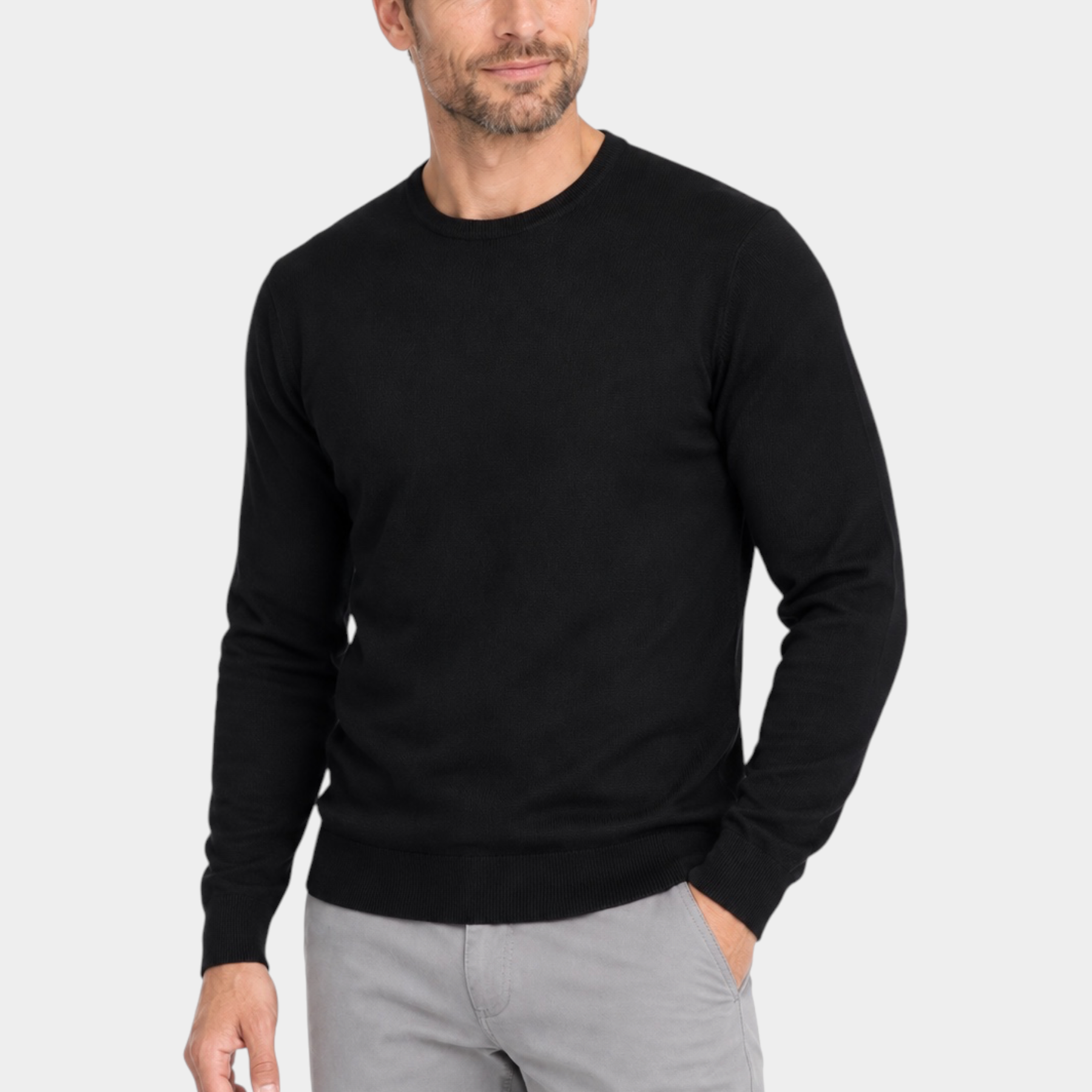 Modello indossa maglia girocollo nera in filo Ragno proposta da Follower SRL su sfondo bianco