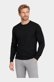 Modello indossa maglia girocollo nera in filo Ragno proposta da Follower SRL su sfondo bianco