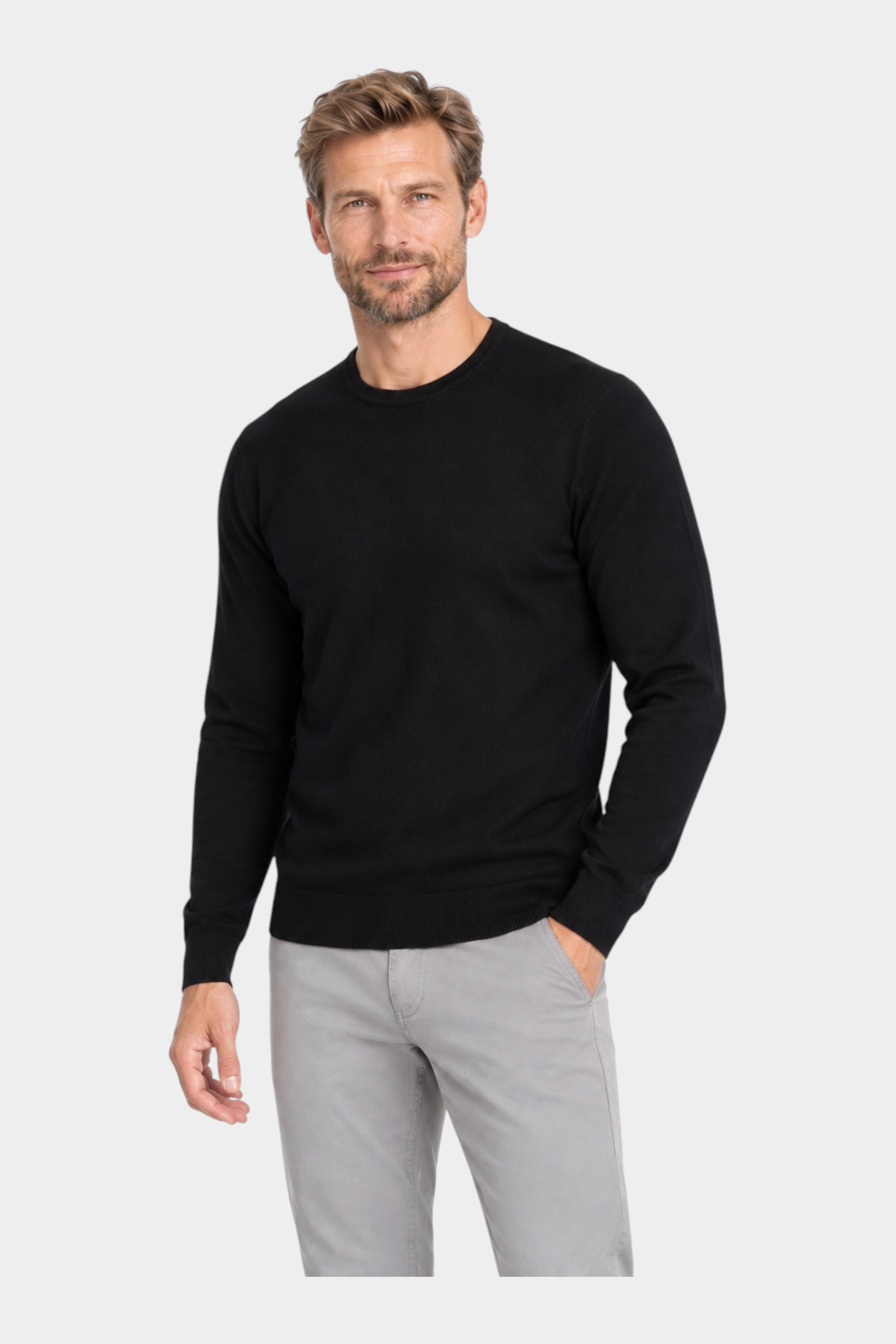 Uomo indossa una maglia girocollo nera in filo di cotone Ragno, proposta da Follower SRL su sfondo bianco.