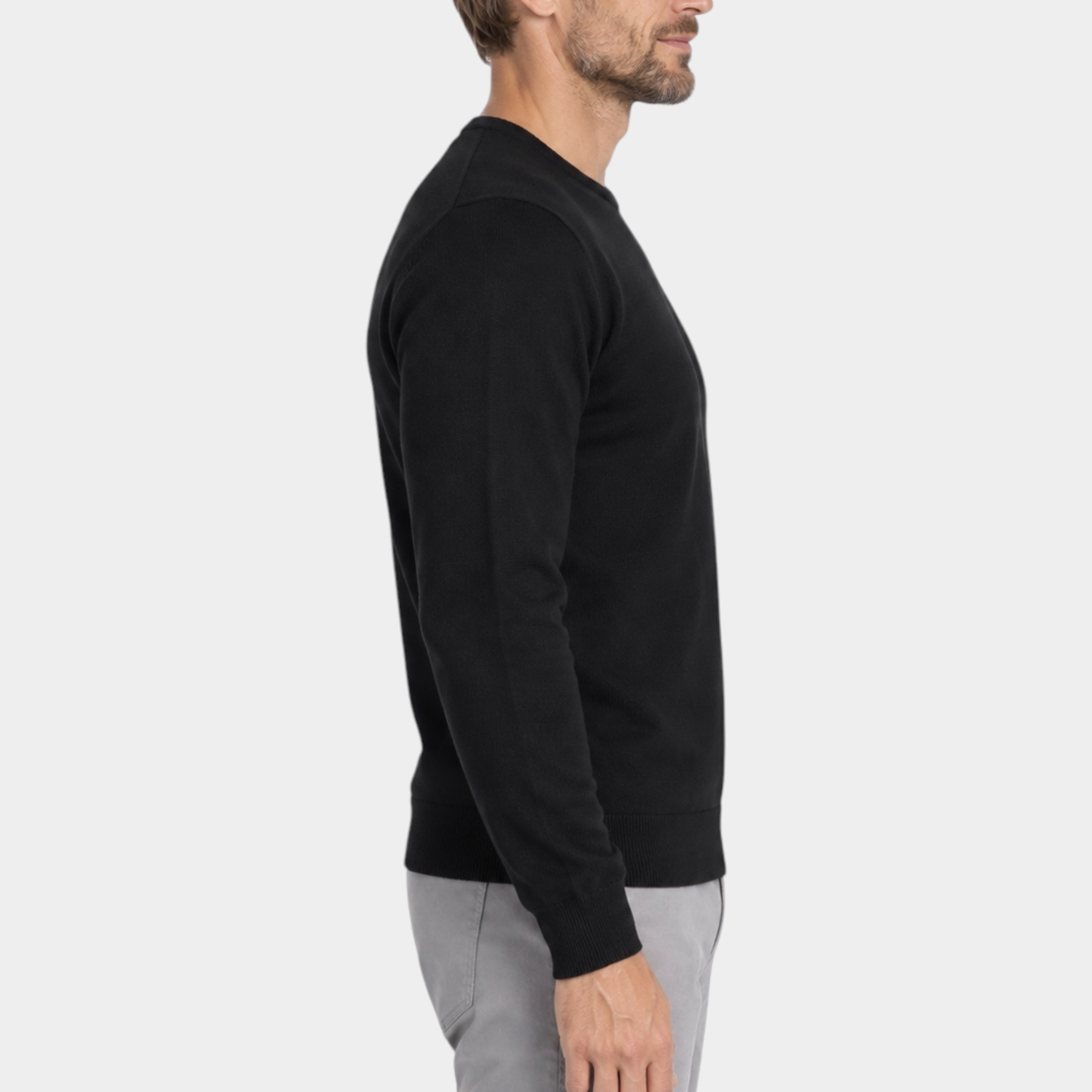 Modello indossa maglia girocollo nera in filo RAGNO di Follower SRL, vista laterale su sfondo bianco