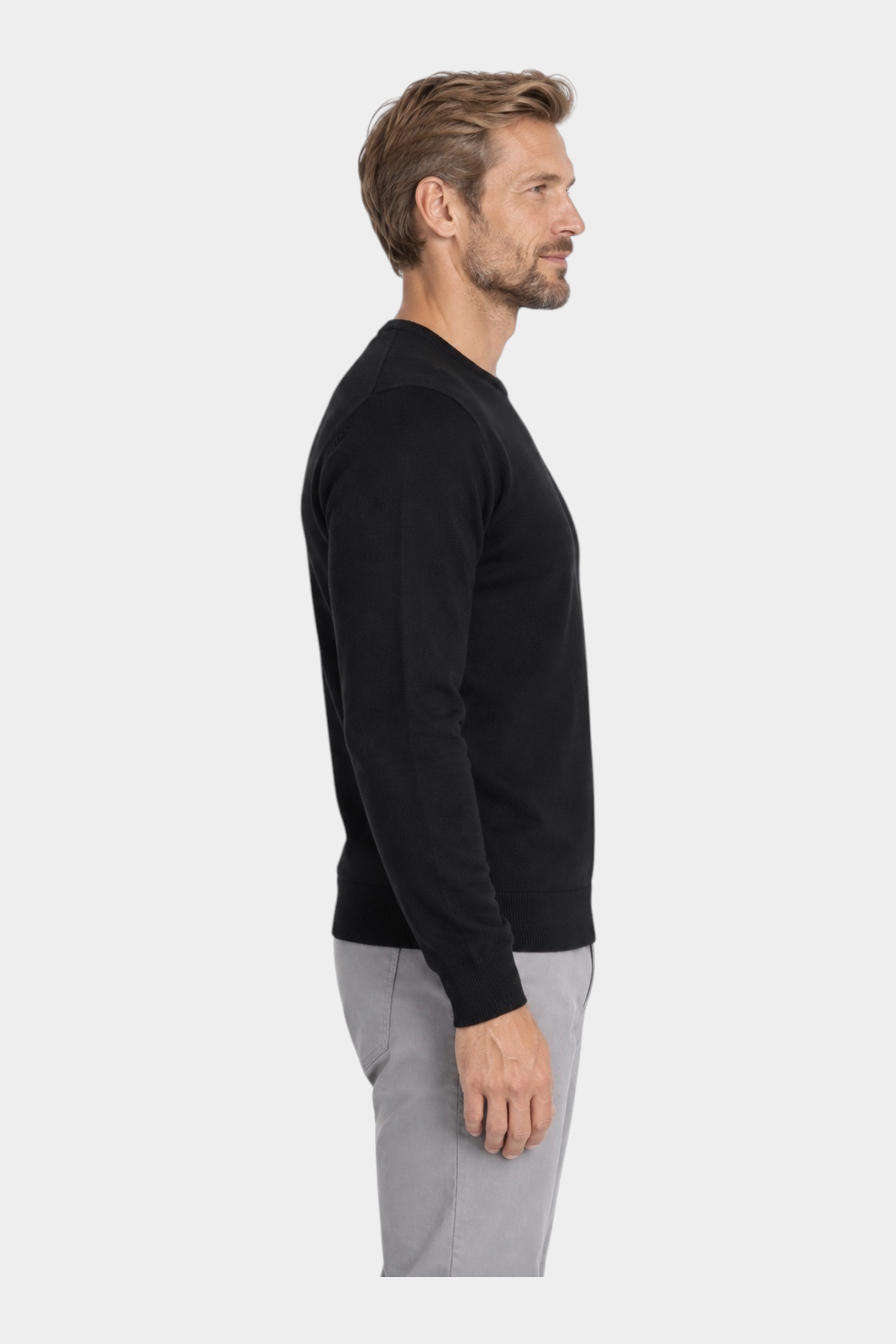Modello indossa maglia girocollo nera in filo RAGNO di Follower SRL, vista laterale su sfondo bianco