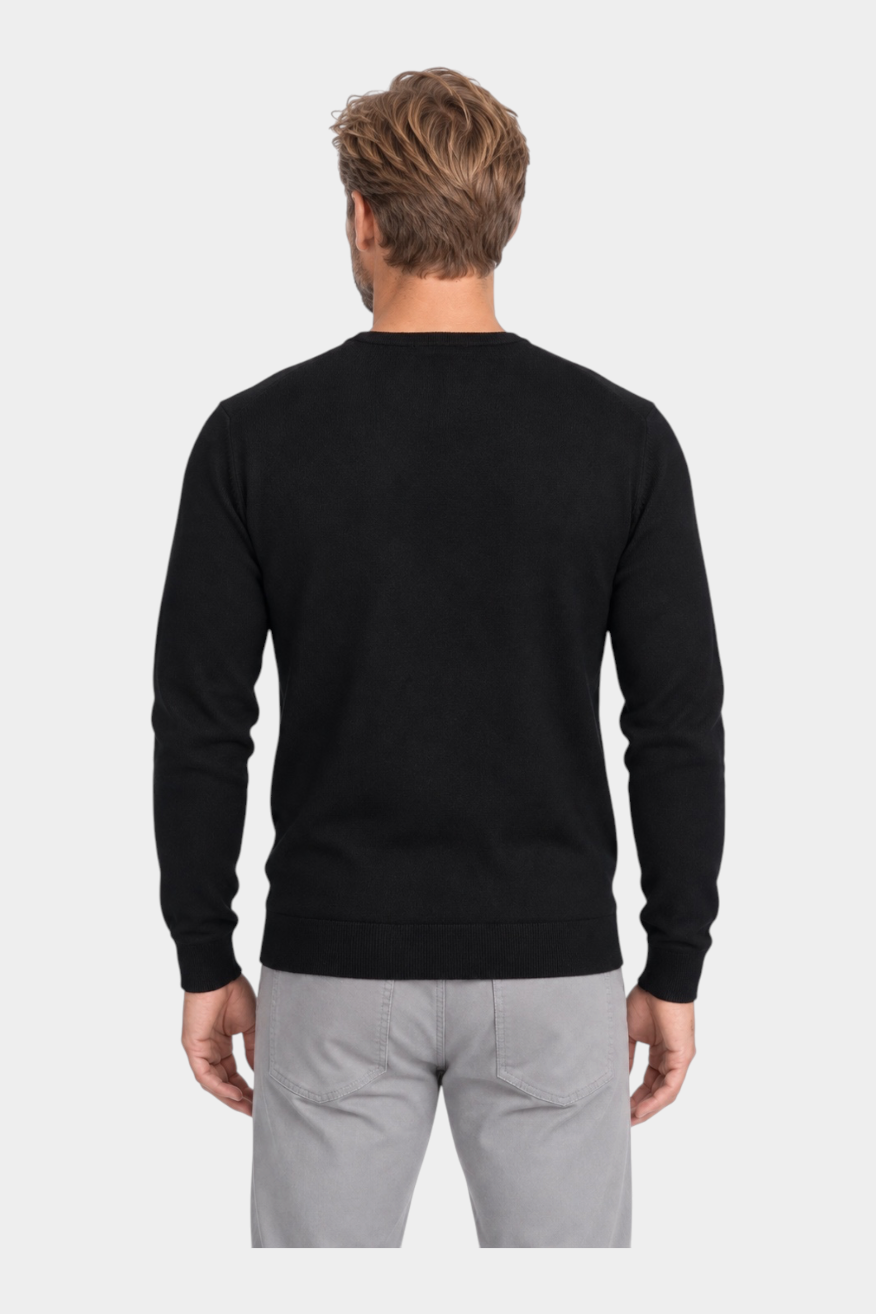 Vista posteriore di un uomo che indossa una maglia girocollo nera in filo di cotone del brand Follower SRL