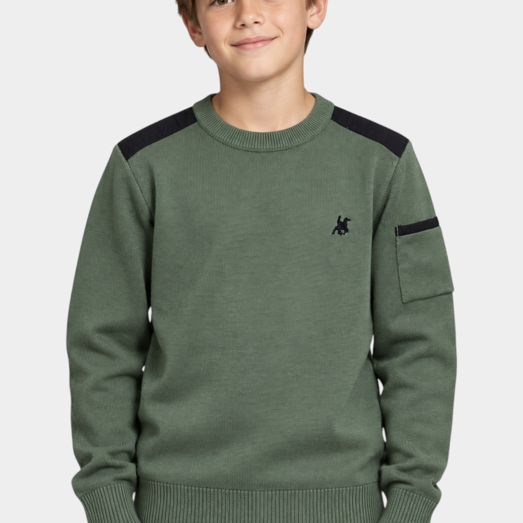 Ragazzo indossa maglia girocollo verde Follower SRL con logo iconico, dettagli neri sulle spalle e tasca sulla manica
