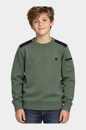 Ragazzo indossa maglia girocollo verde Follower SRL con logo iconico, dettagli neri sulle spalle e tasca sulla manica