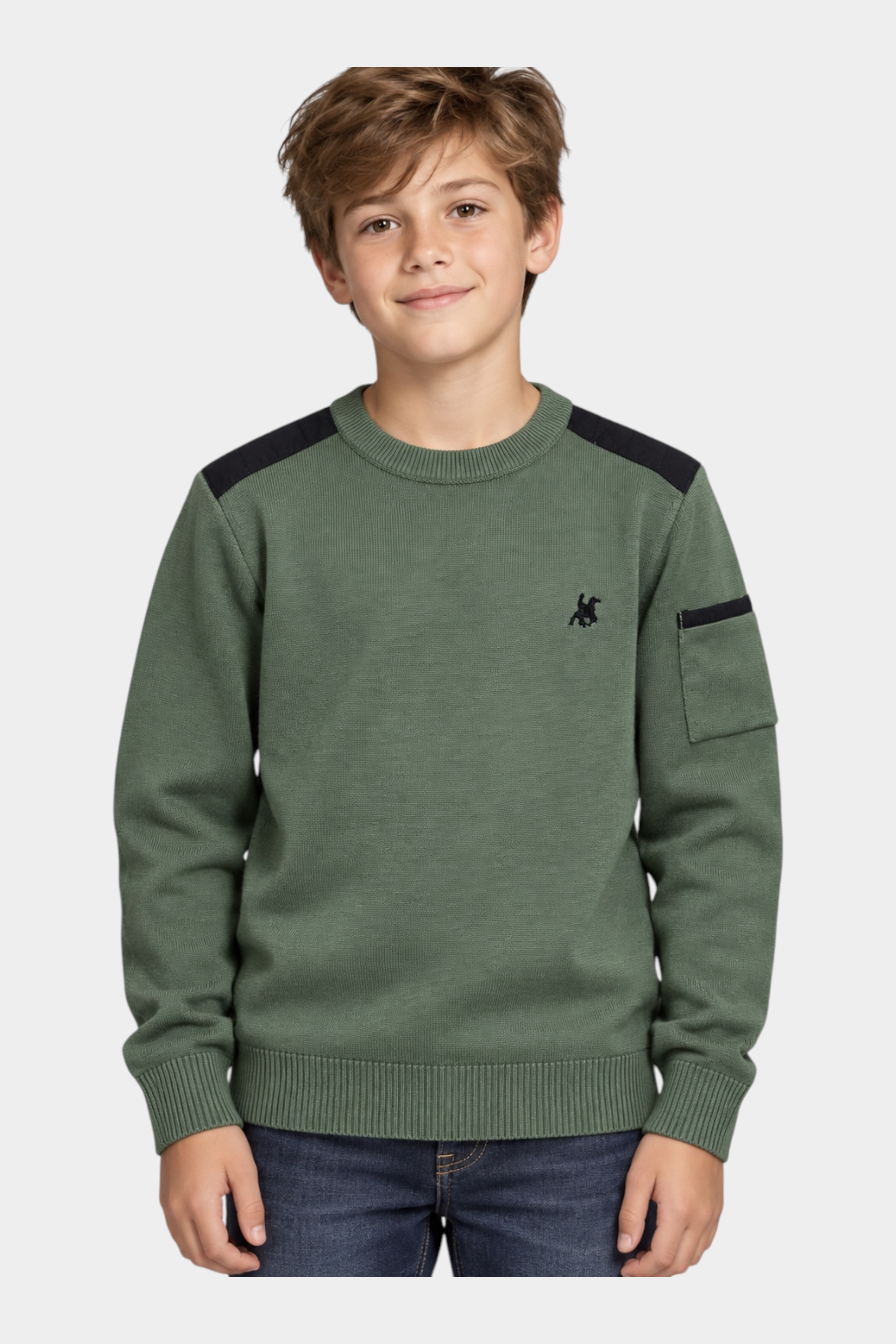 Ragazzo indossa maglia girocollo verde Follower SRL con logo iconico, dettagli neri sulle spalle e tasca sulla manica
